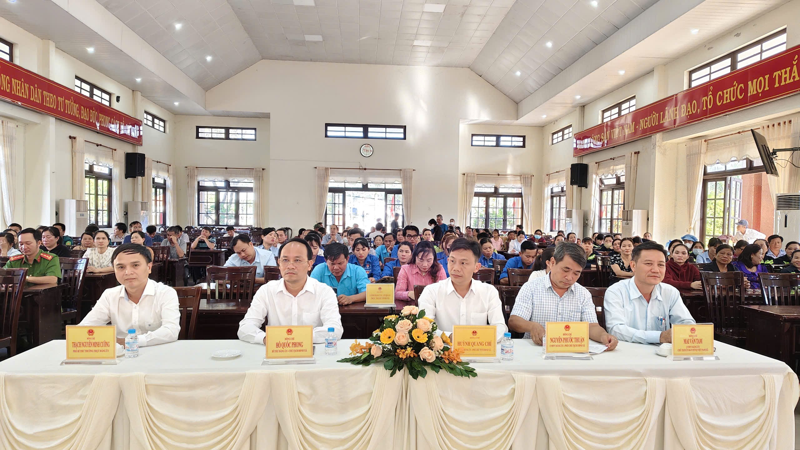 Xã Cát Tiên ra quân xây dựng cảnh quan môi trường “sáng – xanh – sạch – đẹp” đón Tết Dương lịch và năm mới 2026