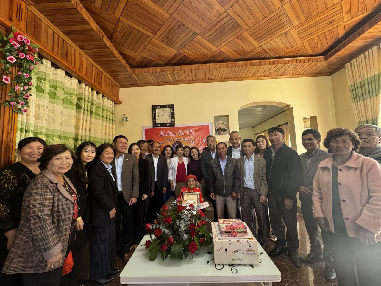 Nhân dịp tết Nguyên Đán Giáp thìn 2024, các đồng chí lãnh đạo Thành phố đã đi thăm, tặng quà Tết cho các gia đình chính sách nhân dân trên địa bàn xã Xuân Trường.