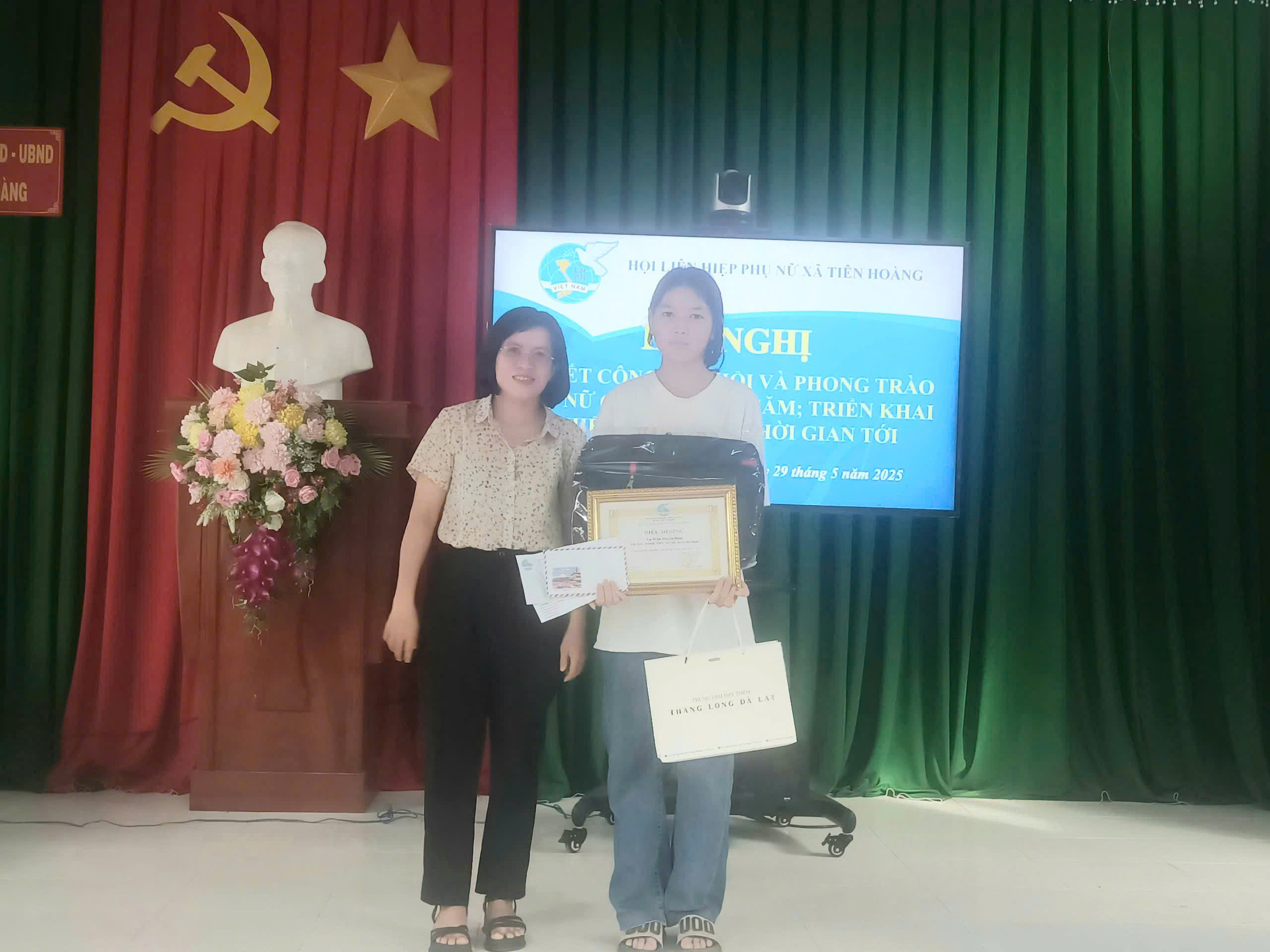 Hội LHPN xã Tiên Hoàng tổ chức Hội nghị sơ kết công tác Hội và phong trào phụ nữ 6 tháng đầu năm 2025; tặng quà cho hội viên phụ nữ khó khăn, học sinh vượt khó vươn lên trong học tập