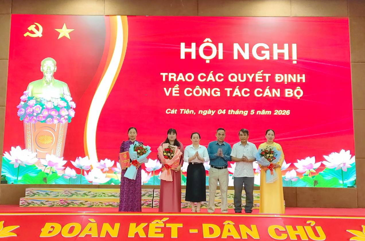 Xã Cát Tiên tổ chức chào cờ đầu tháng 5 gắn với kể chuyện Bác Hồ, công bố các Quyết định về công tác cán bộ