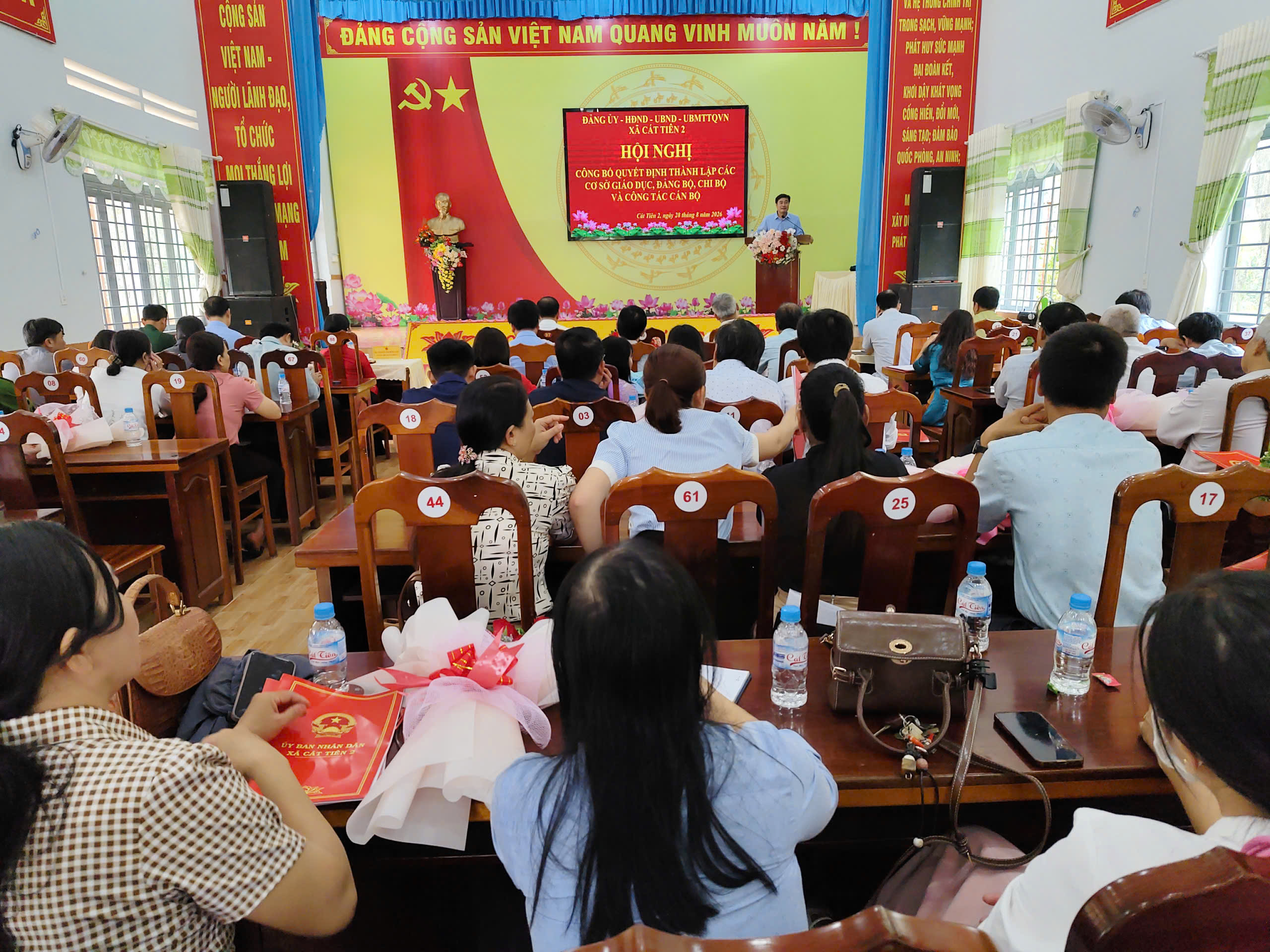 ĐẢNG ỦY XÃ CÁT TIÊN 2 TRAO TẶNG HUY HIỆU ĐẢNG ĐỢT 02/9/2026