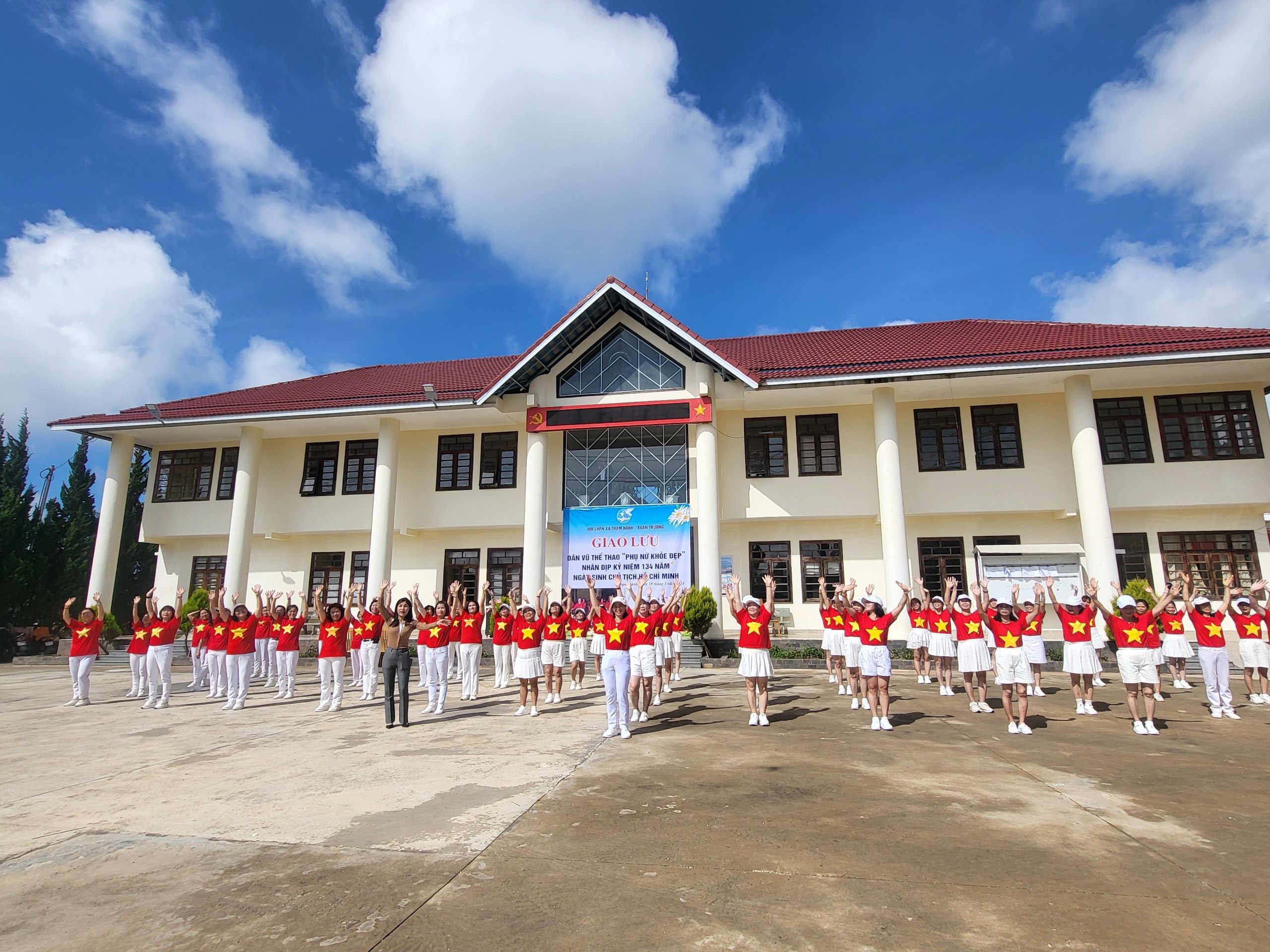 Sôi nổi phong trào dân vũ thể thao rèn luyện sức khỏe của Hội phụ nữ  xã Trạm Hành