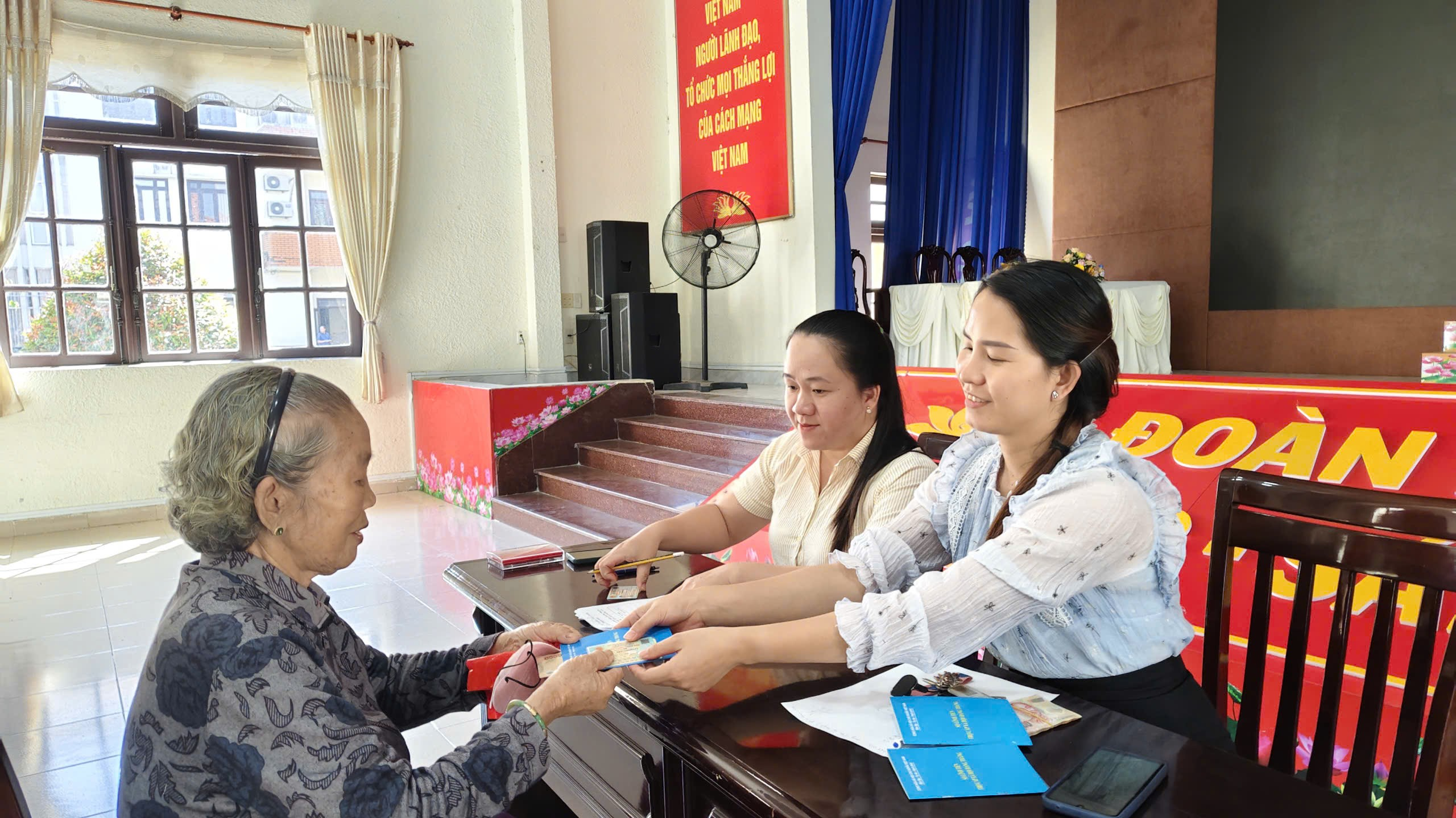 Xã Cát Tiên kịp thời tổ chức cấp phát quà của Đảng và Nhà nước cho Nhân dân nhân dịp chào mừng Đại hội Đảng lần thứ XIV và Tết Nguyên đán Bính Ngọ 2026