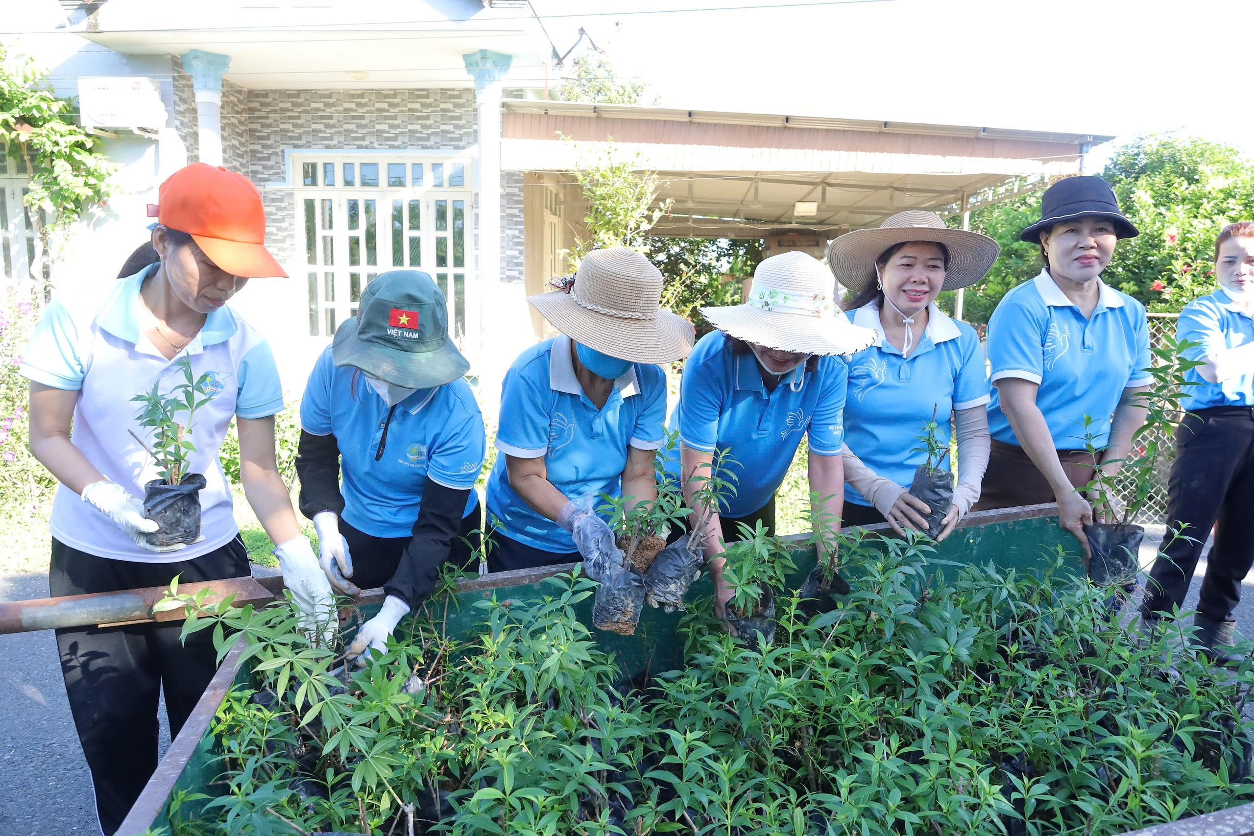 PHỤ NỮ CÁT TIÊN XÂY DỰNG TUYẾN ĐƯỜNG HOA CHÀO MỪNG ĐẠI HỘI ĐẠI BIỂU PHỤ NỮ TỈNH LÂM ĐỒNG LẦN THỨ I