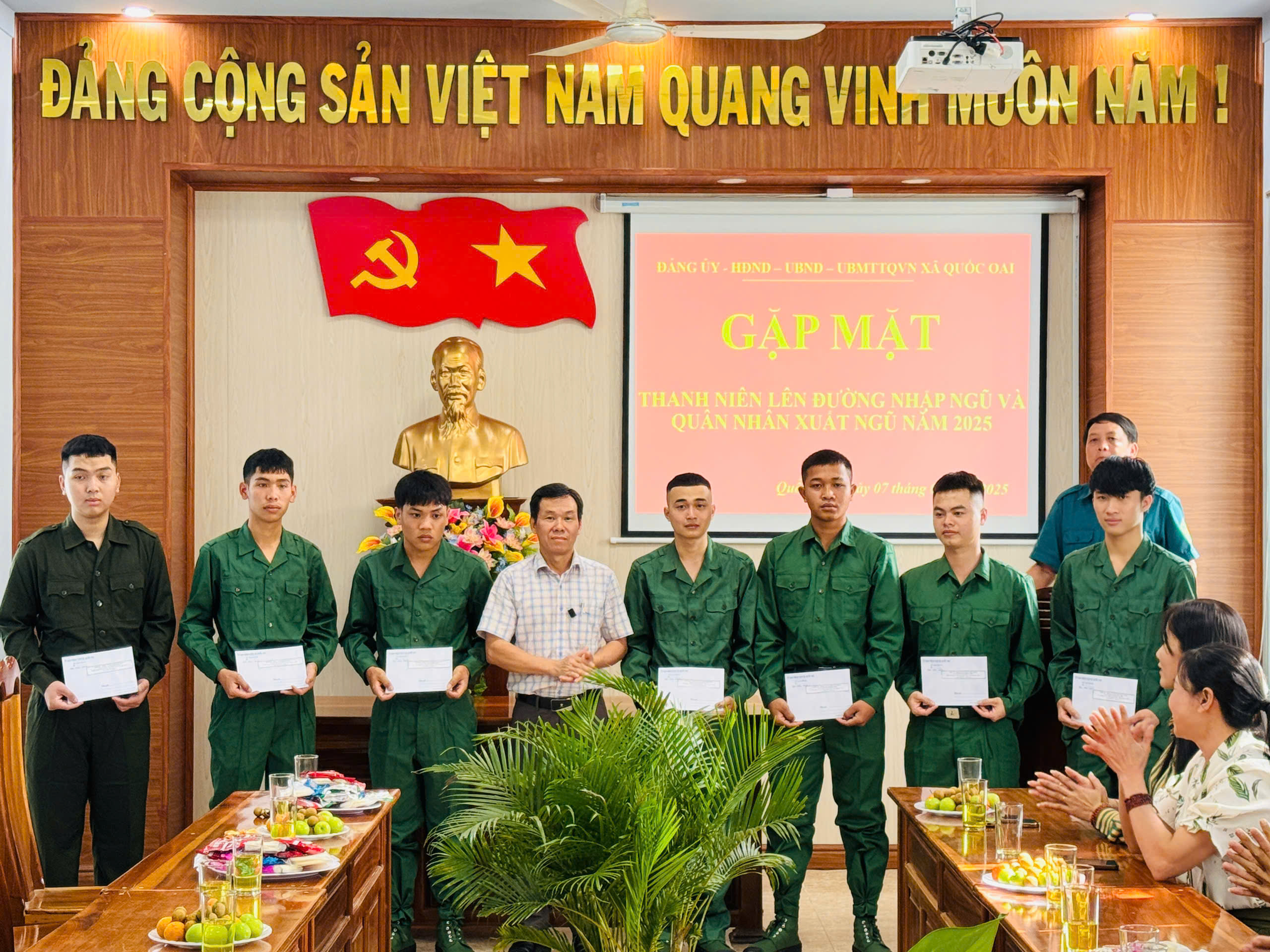 Xã Quốc Oai tổ chức gặp mặt, tặng quà thanh niên nhập ngũ và quân nhân xuất ngũ năm 2025