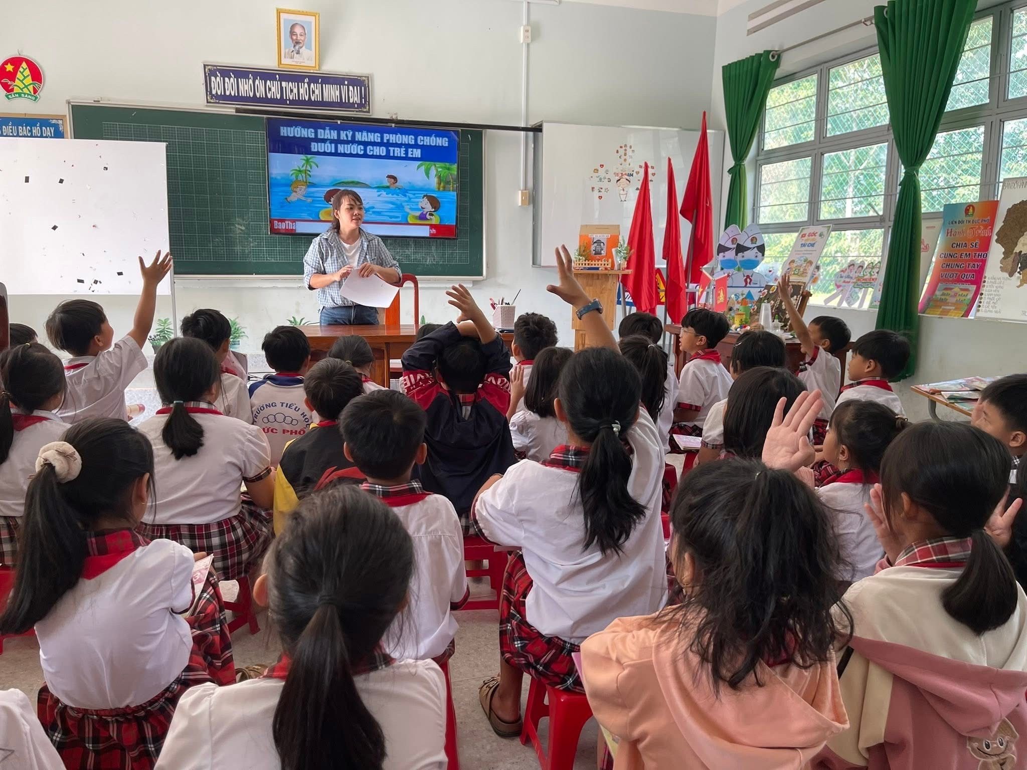 ĐẢNG VIÊN TRONG TRƯỜNG HỌC – NÊU GƯƠNG  TỪ NHỮNG VIỆC NHỎ