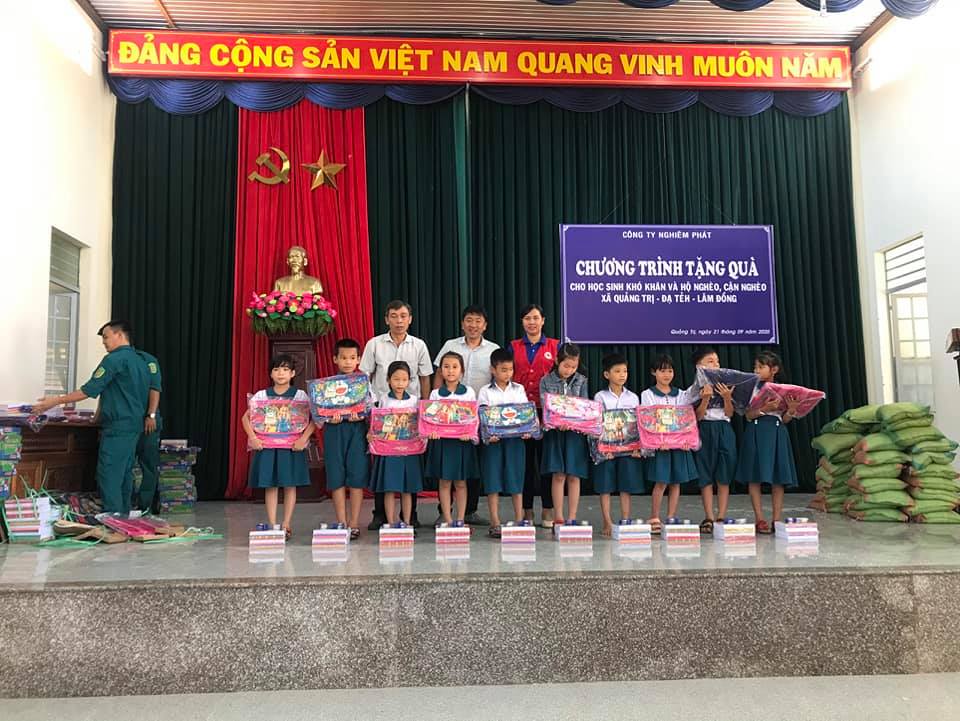 92 suất quà trao cho học sinh khó khăn, hộ nghèo, cận nghèo trên địa bàn xã Quảng Trị