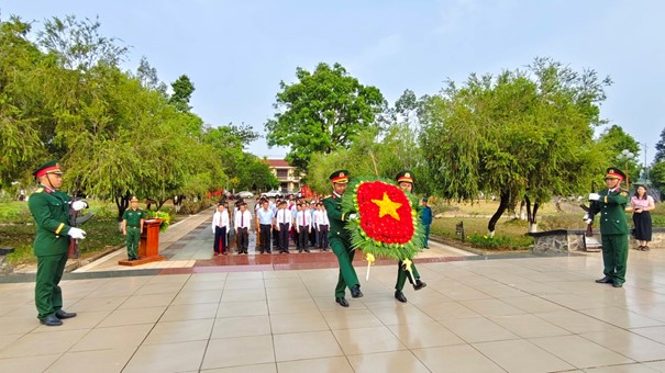 XÃ CÁT TIÊN VÀ CÁT TIÊN 3 LONG TRỌNG TỔ CHỨC LỄ VIẾNG ĐÀI TƯỞNG NIỆM NHÂN KỶ NIỆM 51 NĂM NGÀY GIẢI PHÓNG MIỀN NAM VÀ 140 NĂM NGÀY QUỐC TẾ LAO ĐỘNG 