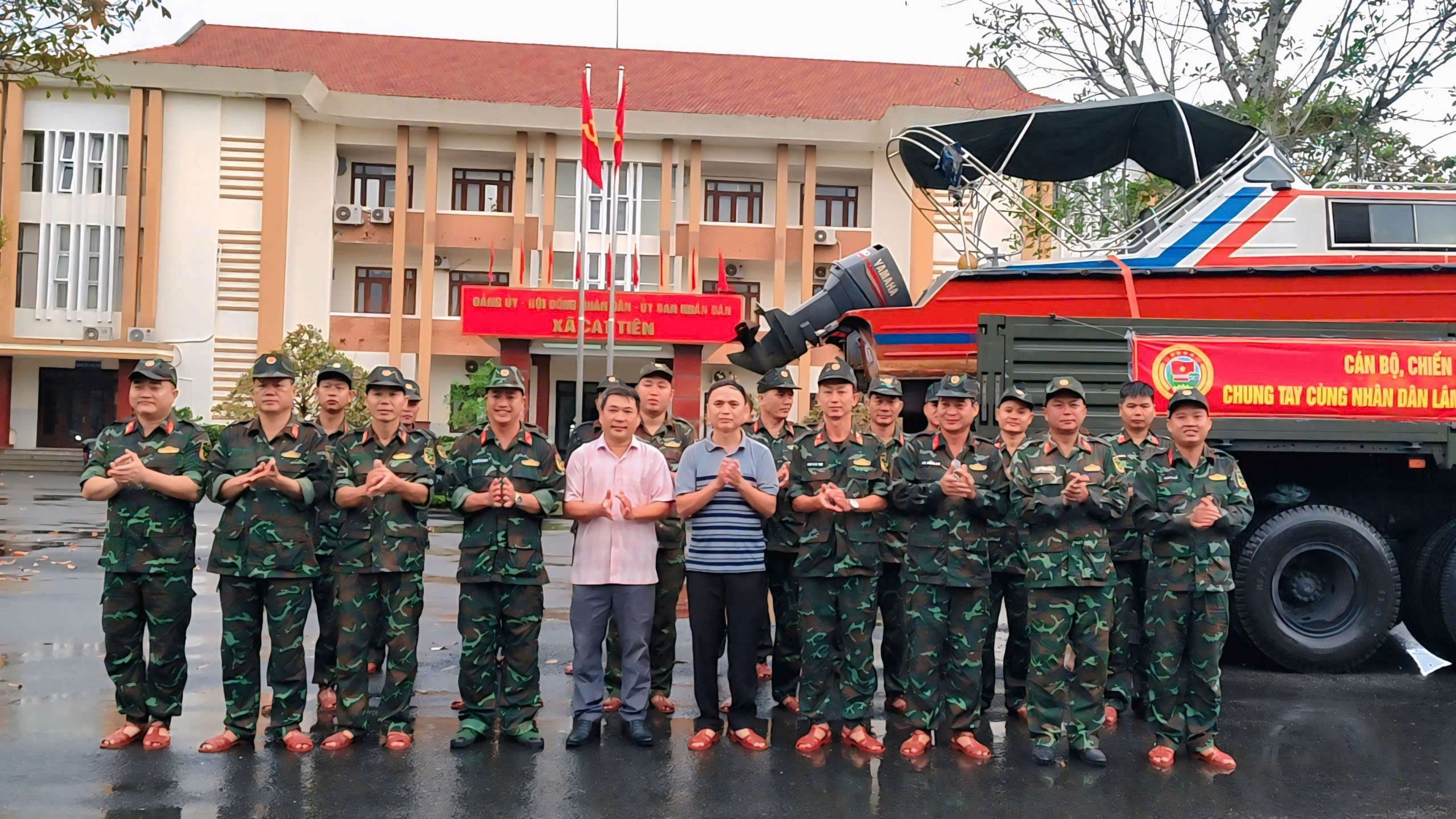 Cán bộ, chiến sĩ Lữ đoàn 657 Cục Hậu cần Kỹ thuật Quân khu 7 hoàn thành nhiệm vụ hỗ trợ xã Cát Tiên ứng phó và khắc phục hậu quả lũ lụt