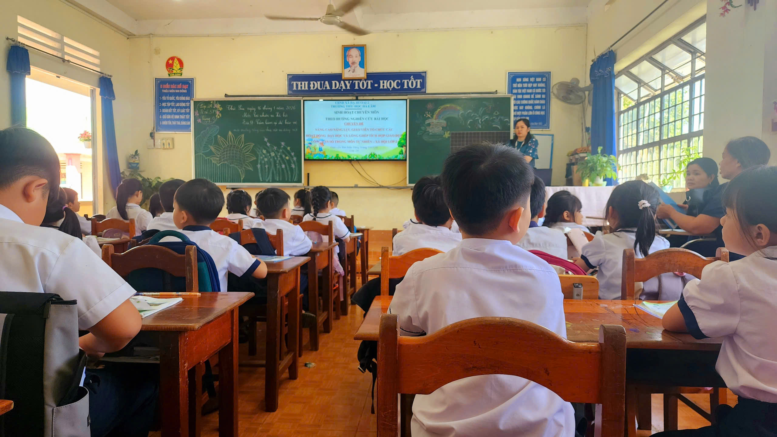 Sinh hoạt chuyên đề: "Nâng cao năng lực giáo viên tổ chức các hoạt động dạy học và lồng ghép tích hợp giáo dục Công dân số trong môn Tự nhiên và Xã hội lớp 2, đổi mới sinh hoạt chuyên môn theo hướng nghiên cứu bài học"