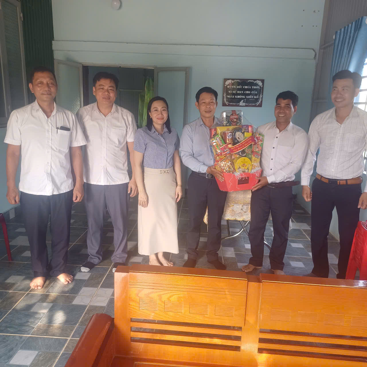Đảng uỷ - HĐND - UBND – UBMTTQ VN xã Gia Viễn tổ chức thăm, tặng quà cho các cơ sở tôn giáo nhân dịp Lễ Phục sinh năm 2025