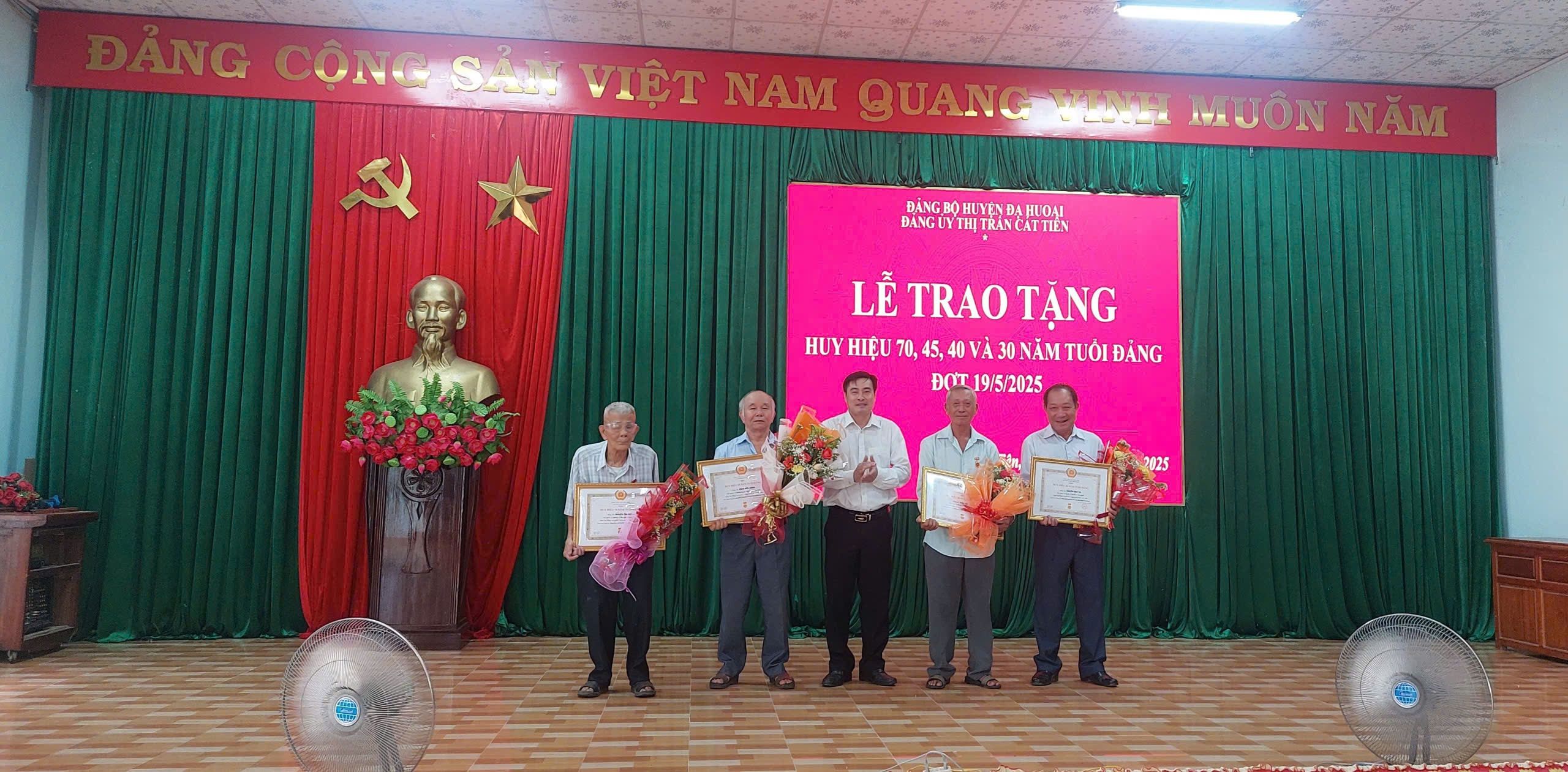 ĐẢNG ỦY THỊ TRẤN CÁT TIÊN TỔ CHỨC LỄ TRAO TẶNG HUY HIỆU ĐẢNG