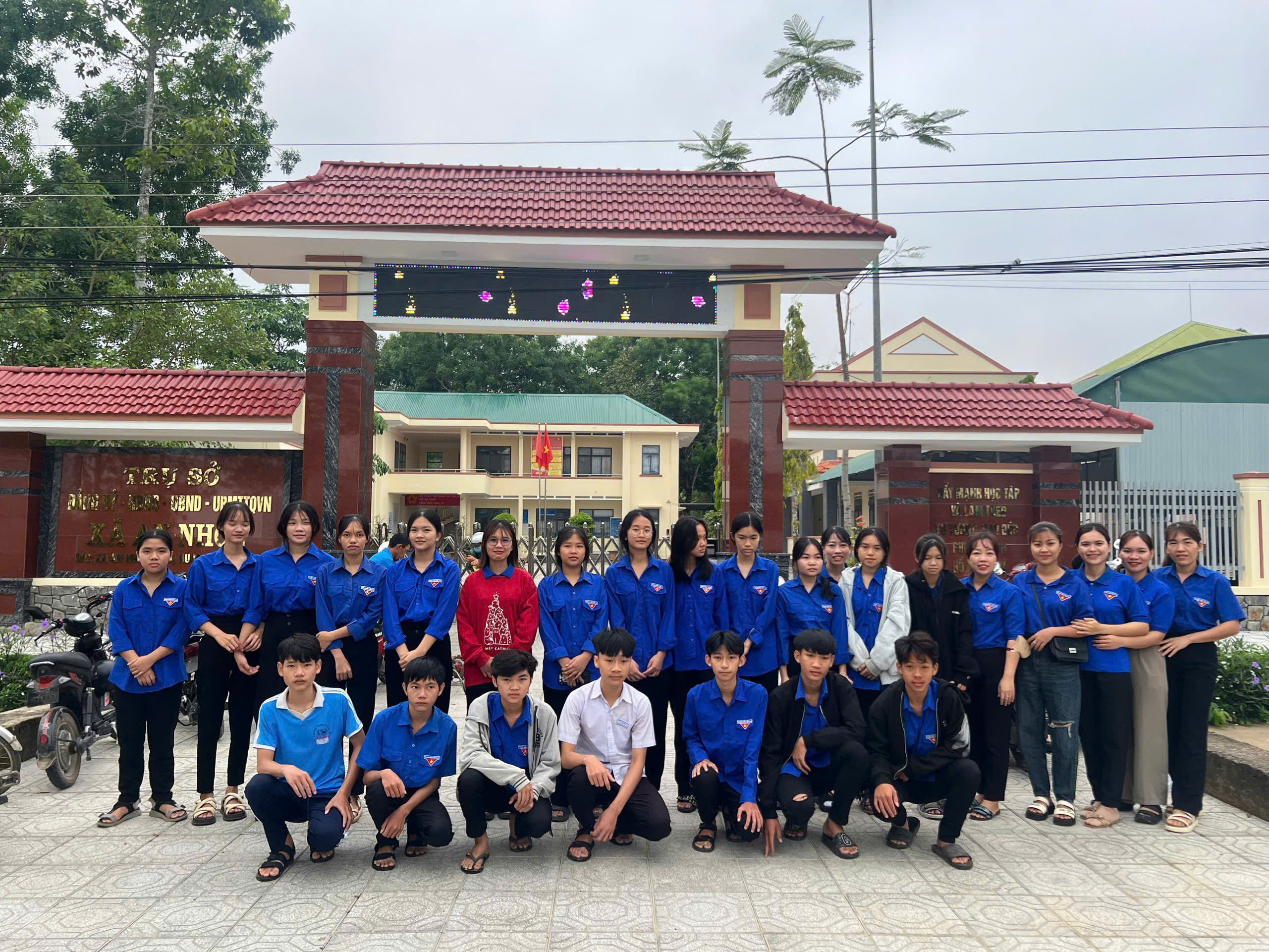 ĐOÀN THANH NIÊN XÃ AN NHƠN TỔ CHỨC  RA QUÂN VỆ SINH MÔI TRƯỜNG BẢO VỆ DANH LAM THẮNG CẢNH 