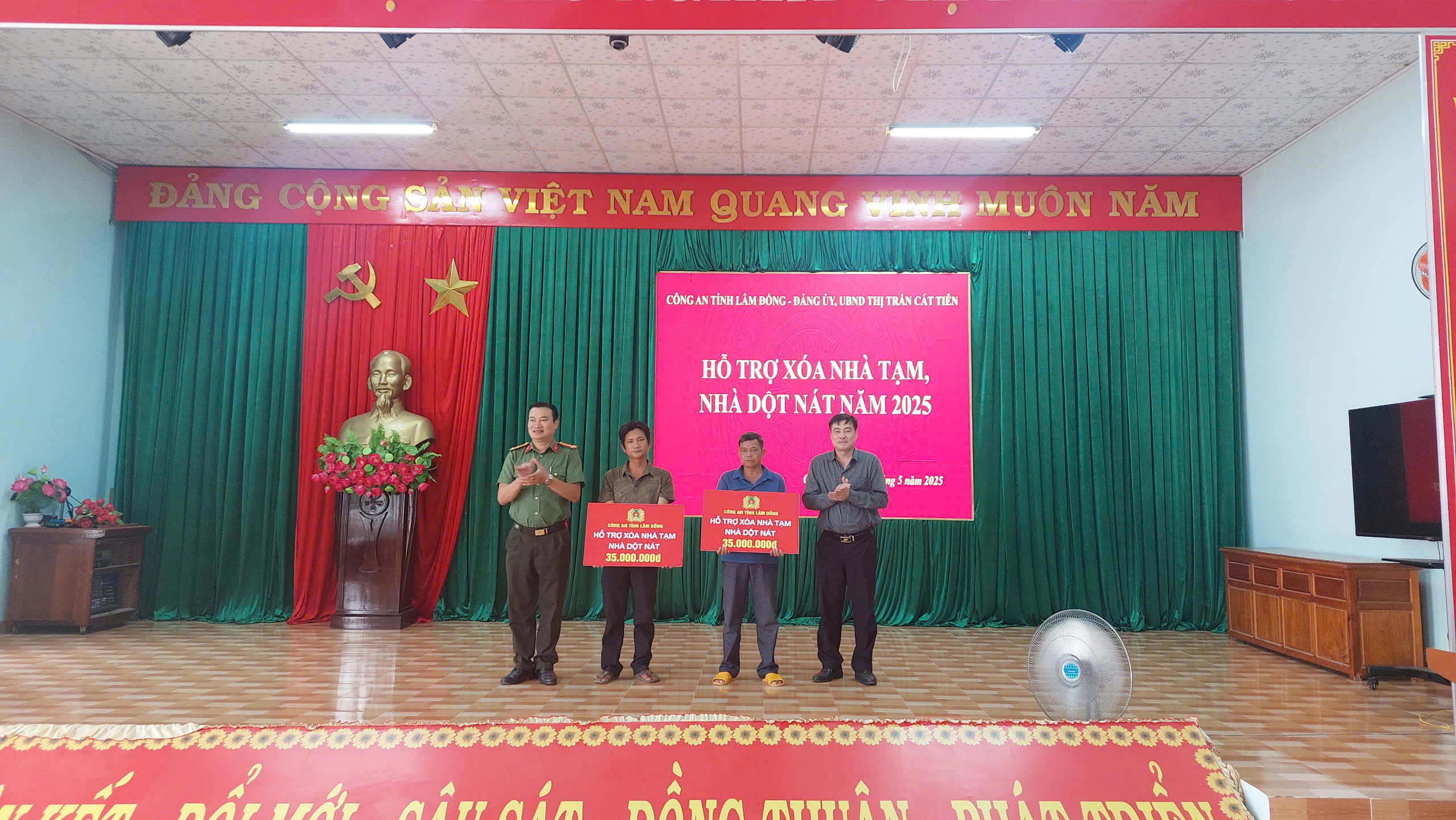 CÔNG AN TỈNH LÂM ĐỒNG CHUNG TAY XÓA NHÀ TẠM, NHÀ DỘT NÁT TRÊN ĐỊA BÀN THỊ TRẤN CÁT TIÊN
