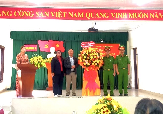 Lễ ra mắt lực lượng tham gia bảo vệ an ninh, trật tự ở cơ sở
