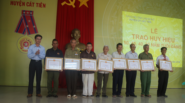 Huyện ủy Cát Tiên tổ chức lễ trao Huy hiệu Đảng đợt 02 tháng 9 năm 2018