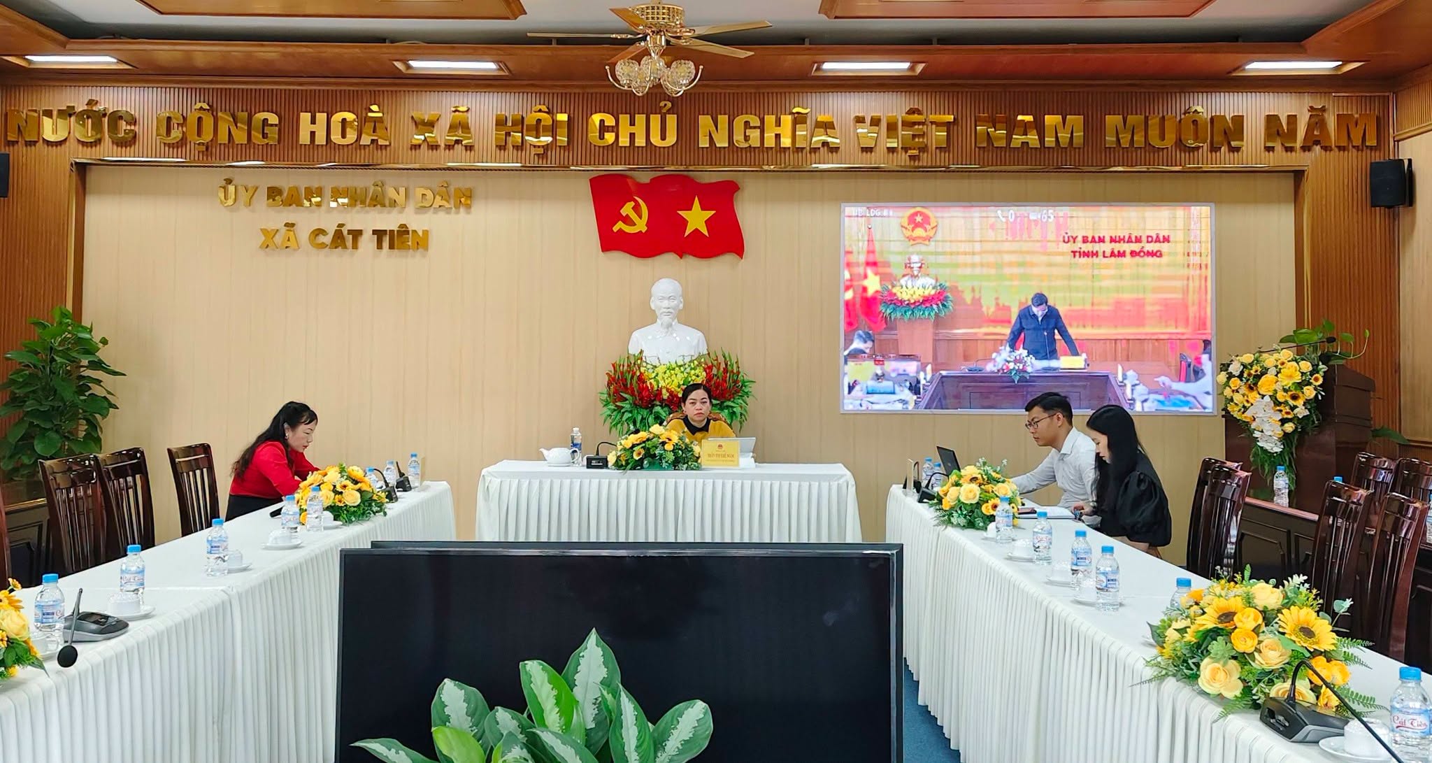 LÃNH ĐẠO XÃ CÁT TIÊN THAM DỰ HỘI NGHỊ TRỰC TUYẾN VỀ QUẢN LÝ, XỬ LÝ VÀ KHAI THÁC NHÀ, ĐẤT DÔI DƯ SAU SẮP XẾP