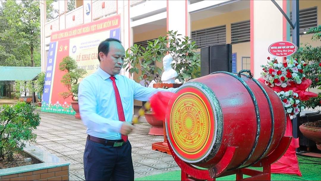BÍ THƯ ĐẢNG ỦY, CHỦ TỊCH HĐND XÃ CÁT TIÊN DỰ LỄ KHAI GIẢNG NĂM HỌC 2026–2027