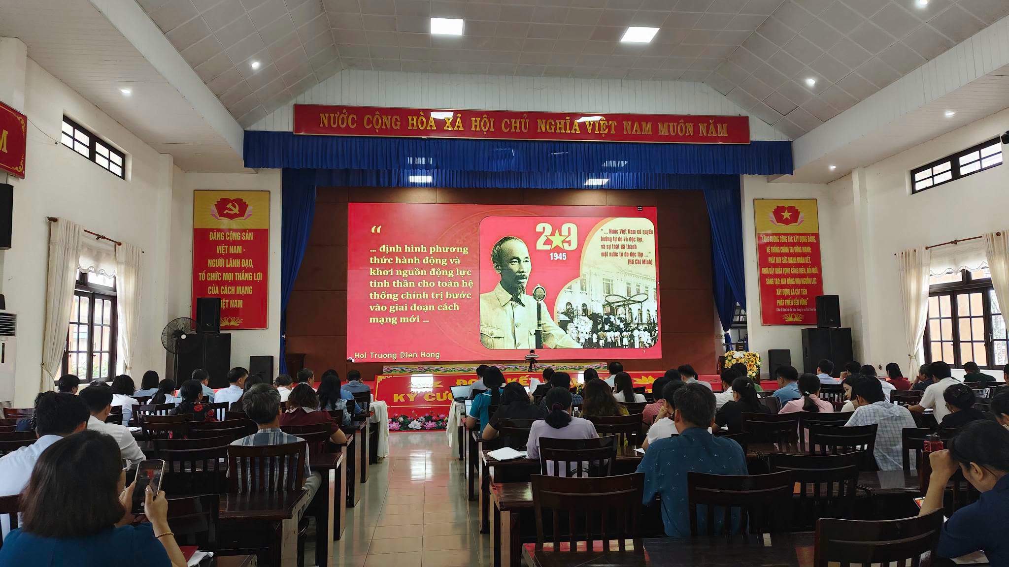 ĐẢNG ỦY XÃ CÁT TIÊN THAM DỰ HỘI NGHỊ TRỰC TUYẾN TOÀN QUỐC NGHIÊN CỨU, HỌC TẬP, QUÁN TRIỆT VÀ TRIỂN KHAI THỰC HIỆN MỘT SỐ NGHỊ QUYẾT, CHỈ THỊ CỦA BỘ CHÍNH TRỊ