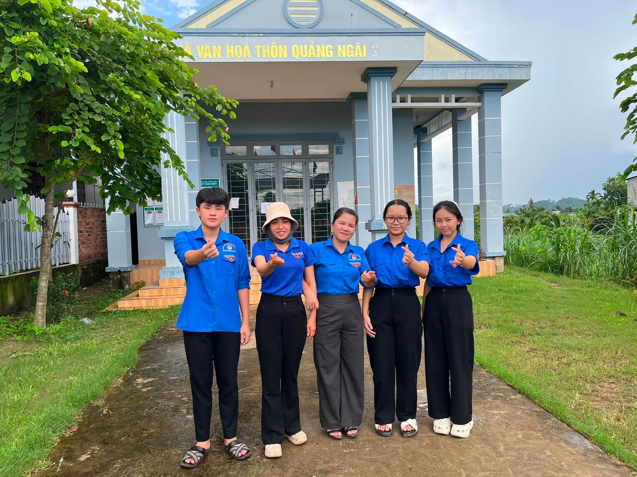 CHI ĐOÀN THÔN QUẢNG NGÃI PHỐI HỢP TỔ CÔNG NGHỆ SỐ VÀ ĐOÀN TRƯỜNG THCS RA QUÂN HỖ TRỢ NGƯỜI DÂN THAM GIA NHÓM THÔN, CÀI ĐẶT VÀ SỬ DỤNG VNeID