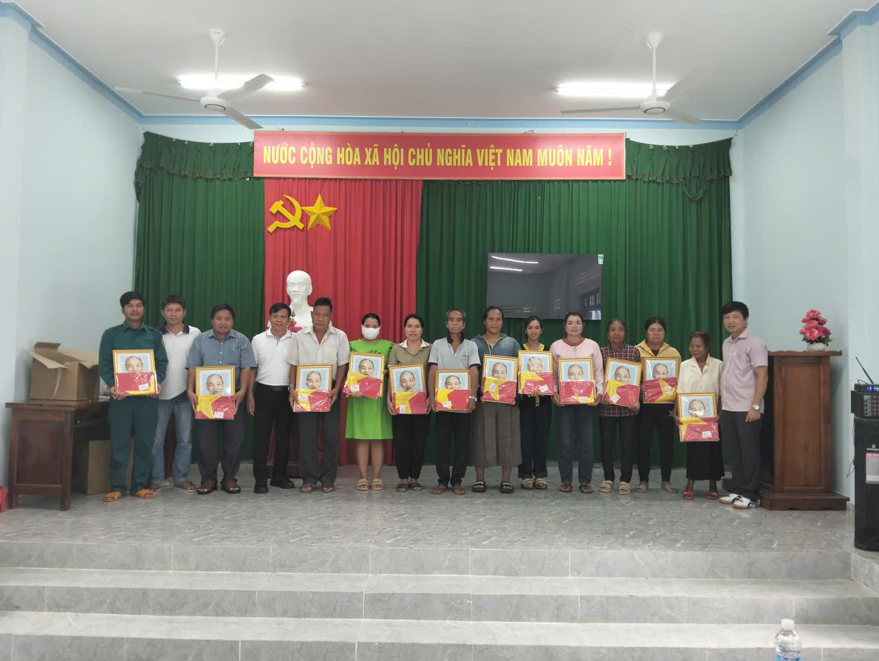 CHỦ TỊCH UBND XÃ CÁT TIÊN 2 TRAO TẶNG ẢNH CHỦ TỊCH HỒ CHÍ MINH VÀ CỜ TỔ QUỐC TẠI THÔN 3, THÔN 4