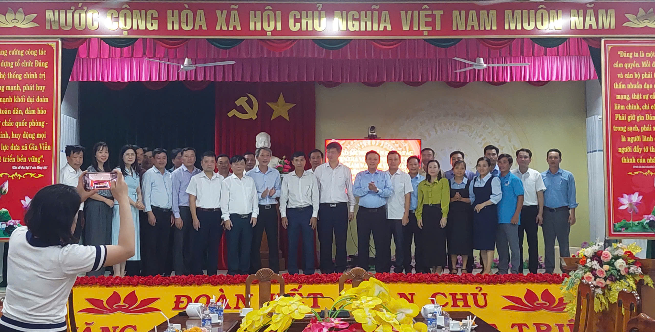 ĐOÀN CÔNG TÁC CỦA HUYỆN GIA VIỄN, TỈNH NINH BÌNH ĐẾN THĂM VÀ LÀM VIỆC TẠI XÃ GIA VIỄN