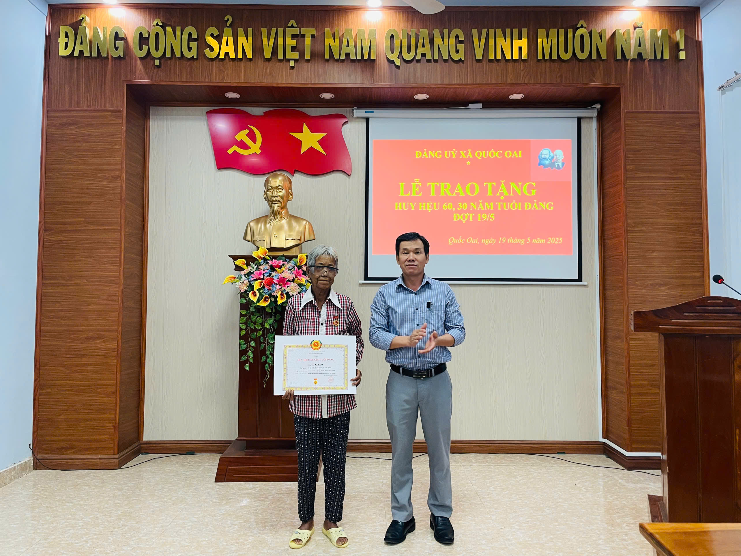 Trao tặng Huy hiệu Đảng cho đảng viên dịp Sinh Nhật Bác 19/5