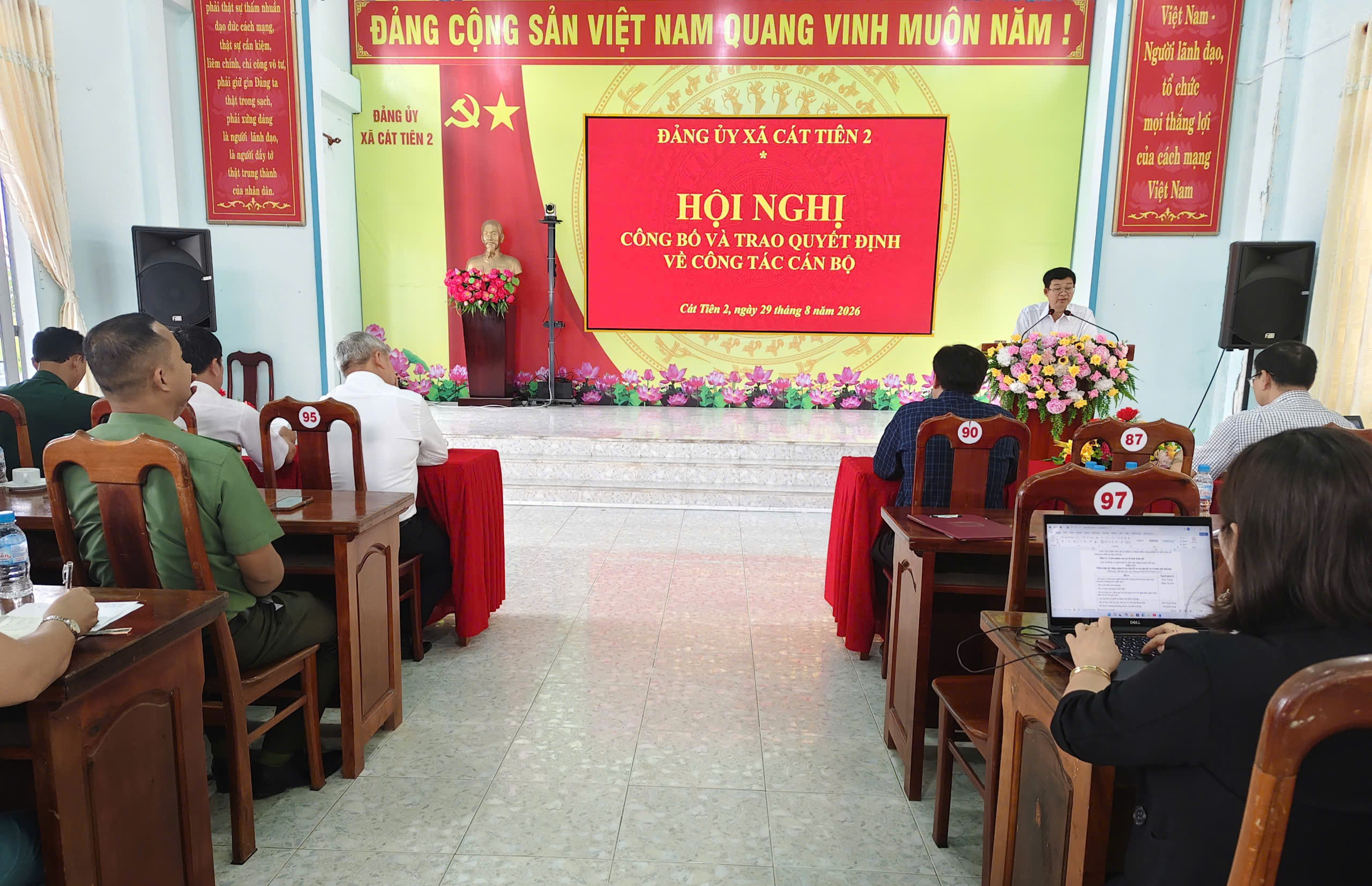 ĐẢNG ỦY XÃ CÁT TIÊN 2 CÔNG BỐ VÀ TRAO QUYẾT ĐỊNH VỀ CÔNG TÁC CÁN BỘ