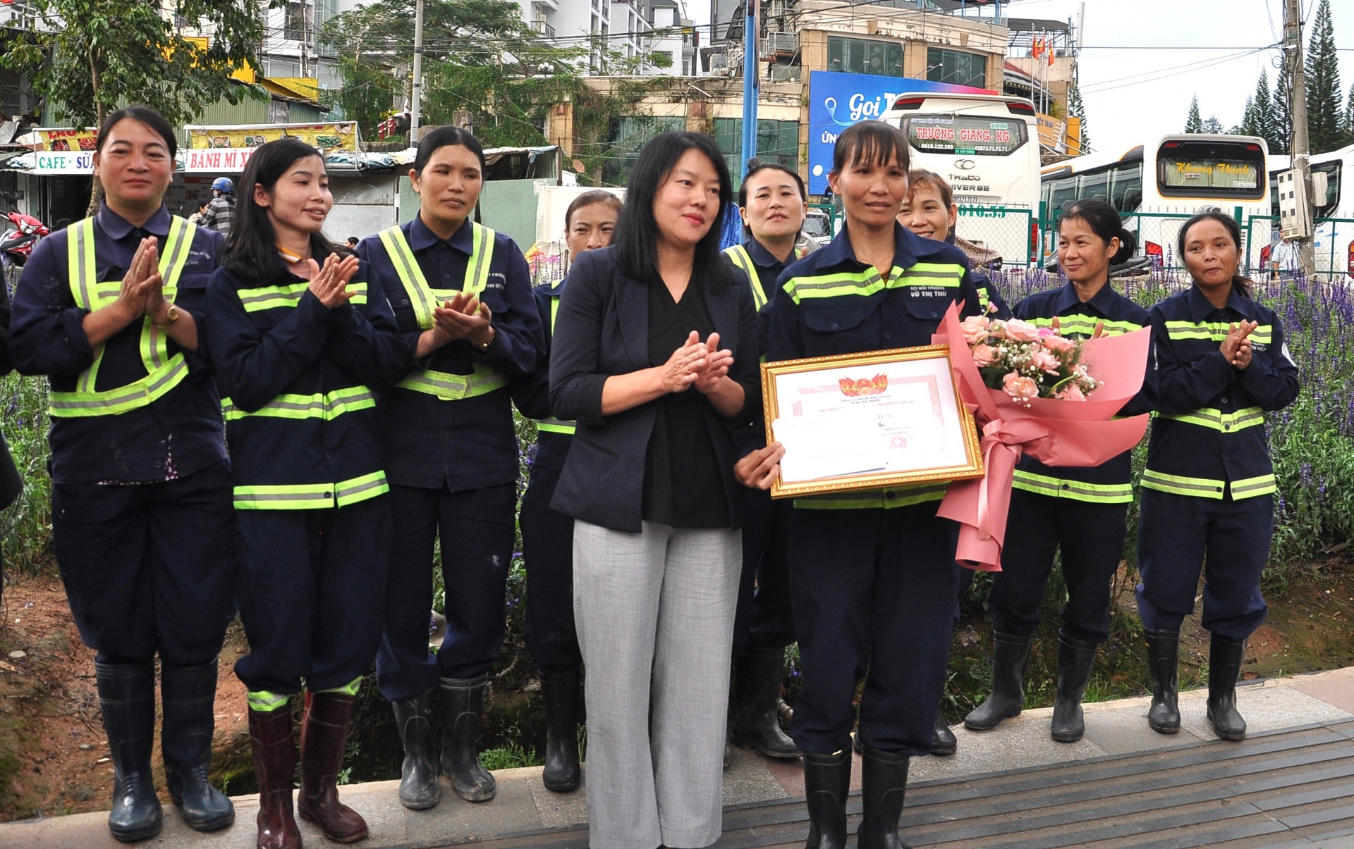 Đà Lạt: Khen thưởng nữ công nhân môi trường nhặt được 4.700 USD trả lại người để quên