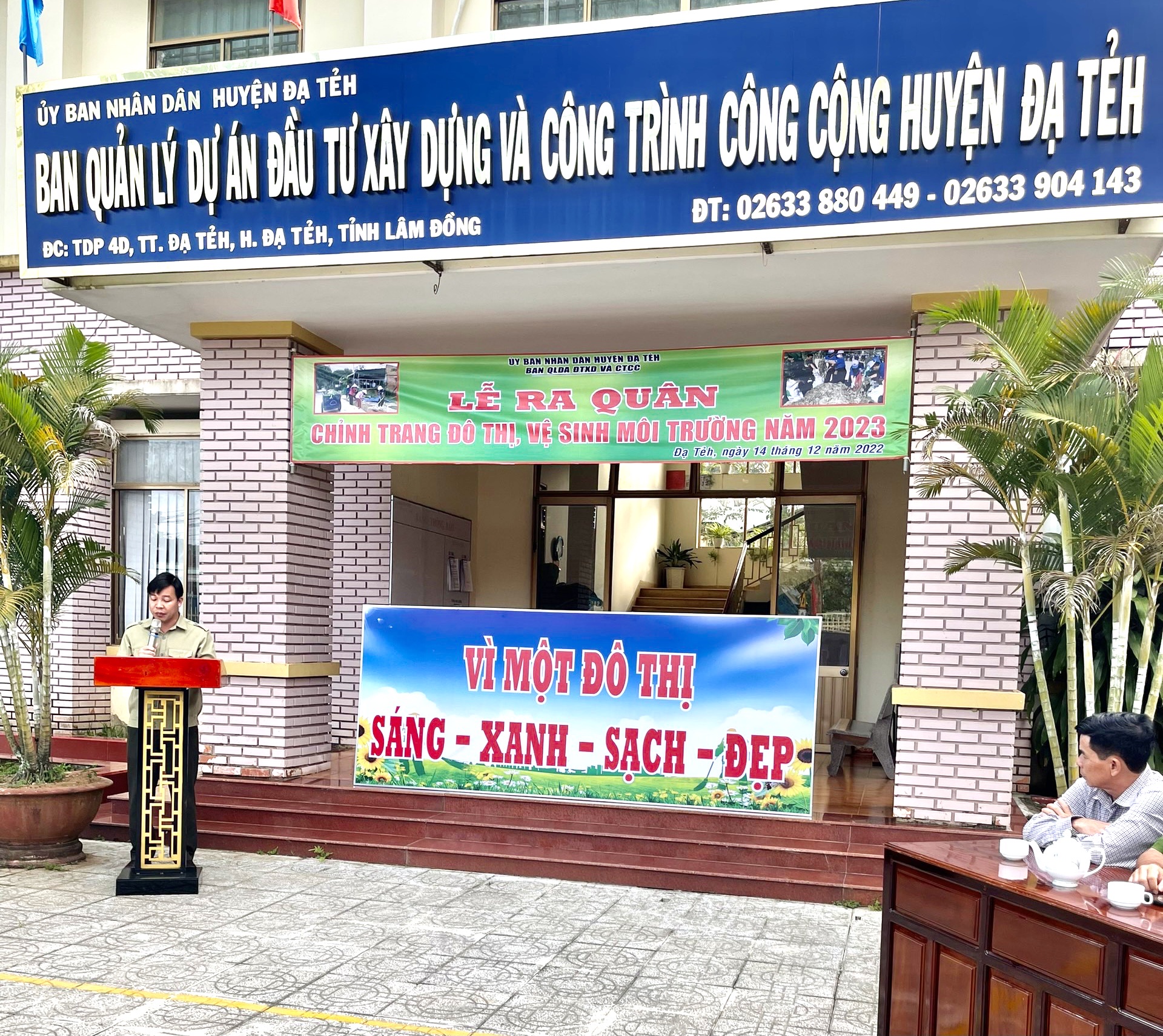 Đạ Tẻh ra quân chỉnh trang đô thị, vệ sinh môi trường, tạo cảnh quan “sáng - xanh – sạch – đẹp”