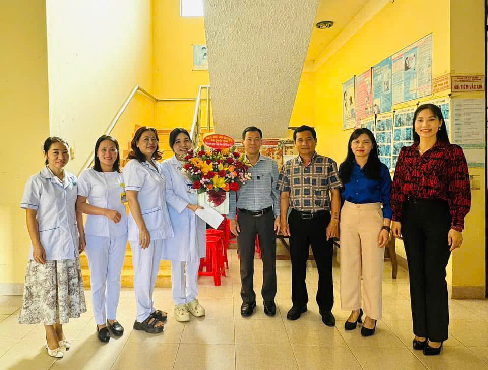 Lãnh đạo xã Quốc Oai thăm, chúc mừng Ngày Thầy thuốc Việt Nam 27/2