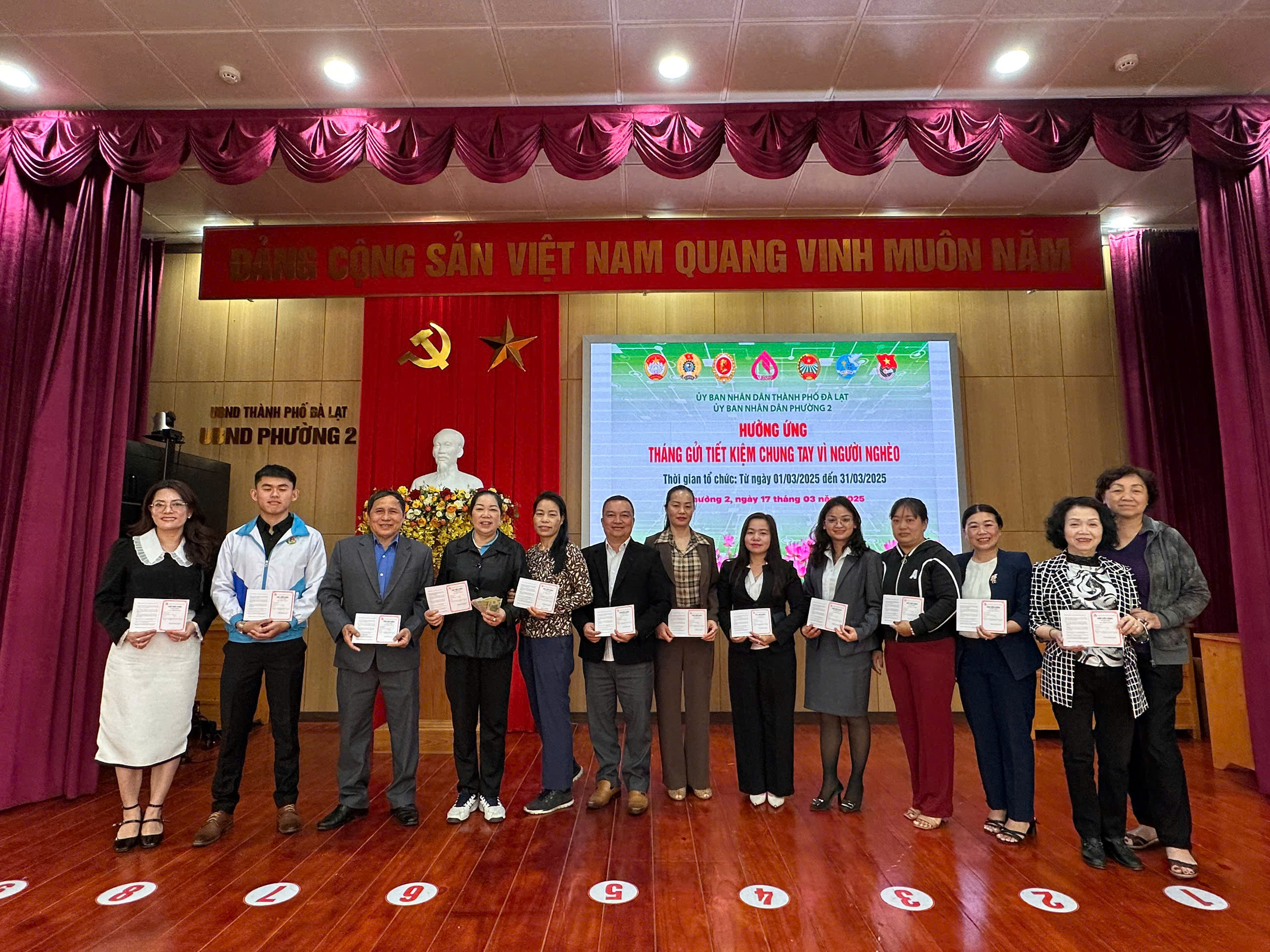 PHƯỜNG 2 HƯỞNG ỨNG "THÁNG GỬI TIẾT KIỆM CHUNG TAY VÌ NGƯỜI NGHÈO"