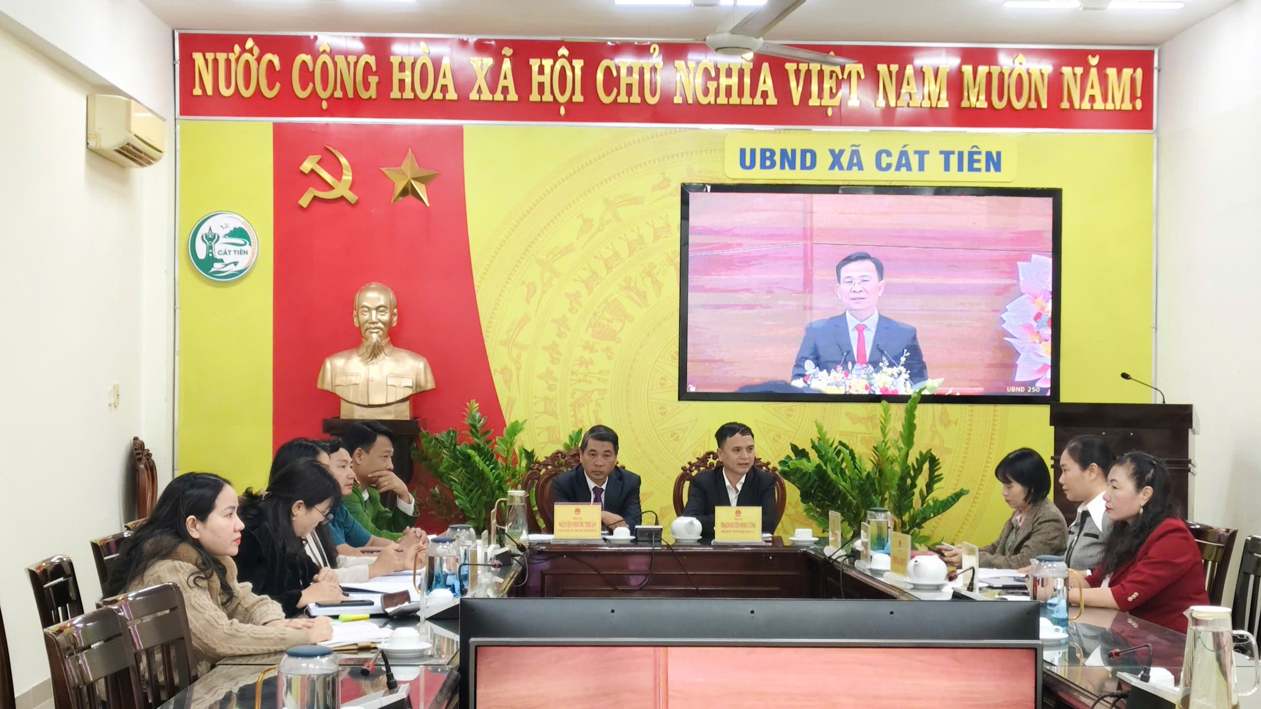 LÃNH ĐẠO XÃ CÁT TIÊN HỘI NGHỊ TRỰC TUYẾN ĐÁNH GIÁ KẾT QUẢ THỰC HIỆN NHIỆM VỤ PHÁT TRIỂN KINH TẾ - XÃ HỘI NĂM 2025 CỦA UBND TỈNH LÂM ĐỒNG