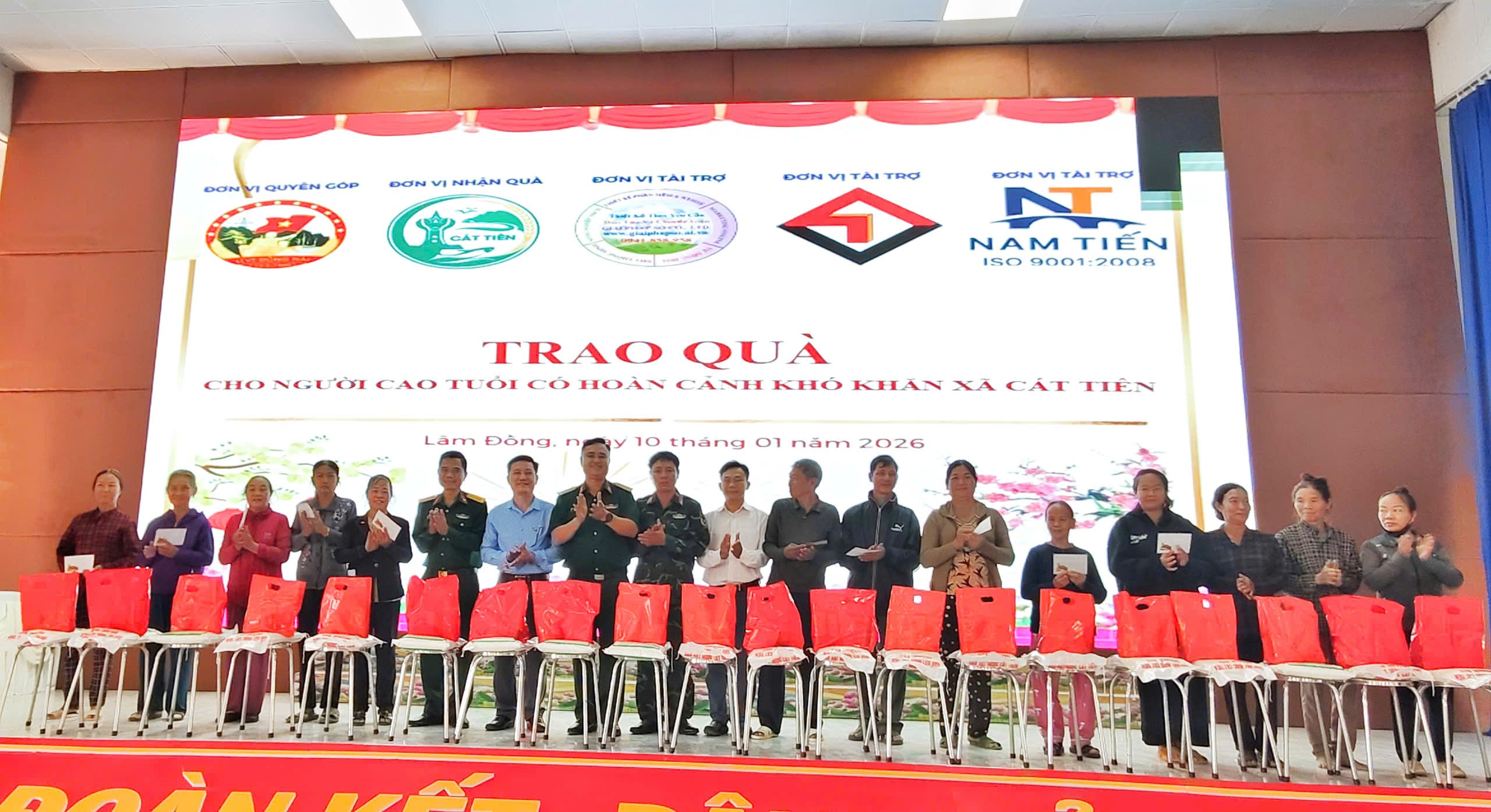 BỘ CHỈ HUY QUÂN SỰ TỈNH ĐỒNG NAI TẶNG QUÀ TẾT CHO NGƯỜI DÂN CÓ HOÀN CẢNH KHÓ KHĂN Ở XÃ CÁT TIÊN