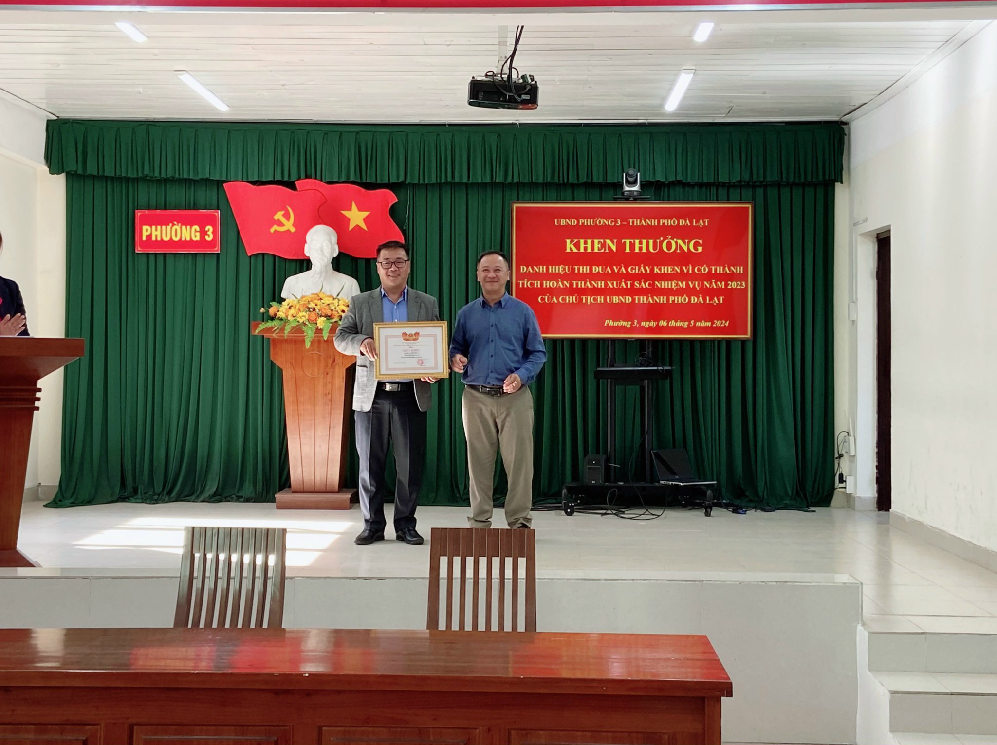 Trao Giấy công nhận "Tổ dân phố văn hóa" năm 2023 và Giấy khen của Chủ tịch UBND thành phố cho các các nhân có nghĩa cử cao đẹp trong đời sống xã hội