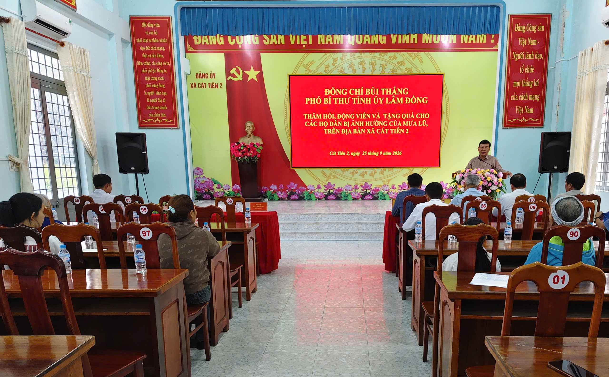 ĐỒNG CHÍ BÙI THẮNG, PHÓ BÍ THƯ TỈNH ỦY LÂM ĐỒNG THĂM HỎI, ĐỘNG VIÊN VÀ TẶNG QUÀ CÁC HỘ DÂN BỊ ẢNH HƯỞNG DO MƯA LŨ TẠI XÃ CÁT TIÊN 2