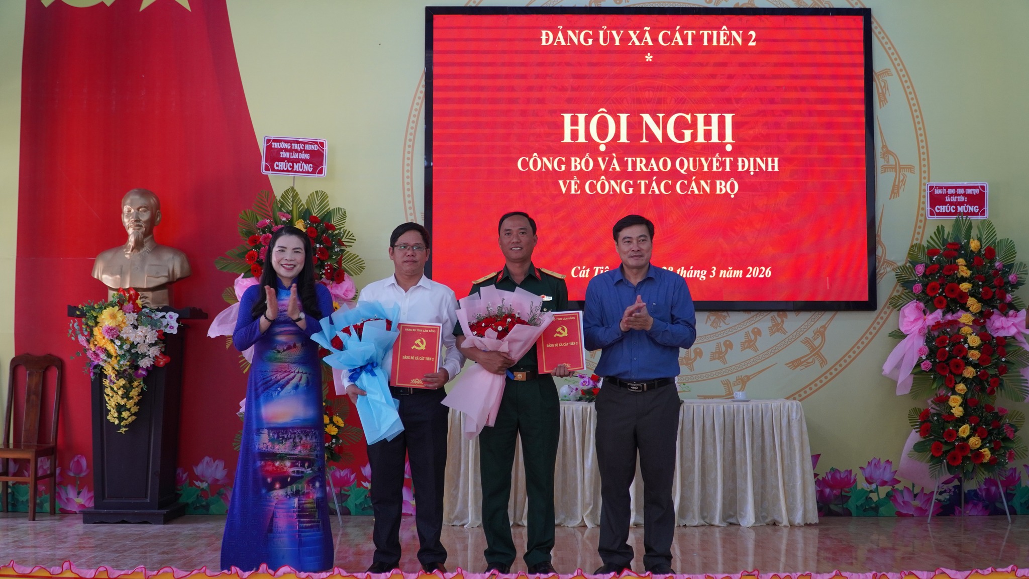 ĐẢNG ỦY XÃ CÁT TIÊN 2 CÔNG BỐ VÀ TRAO QUYẾT ĐỊNH VỀ CÔNG TÁC CÁN BỘ 