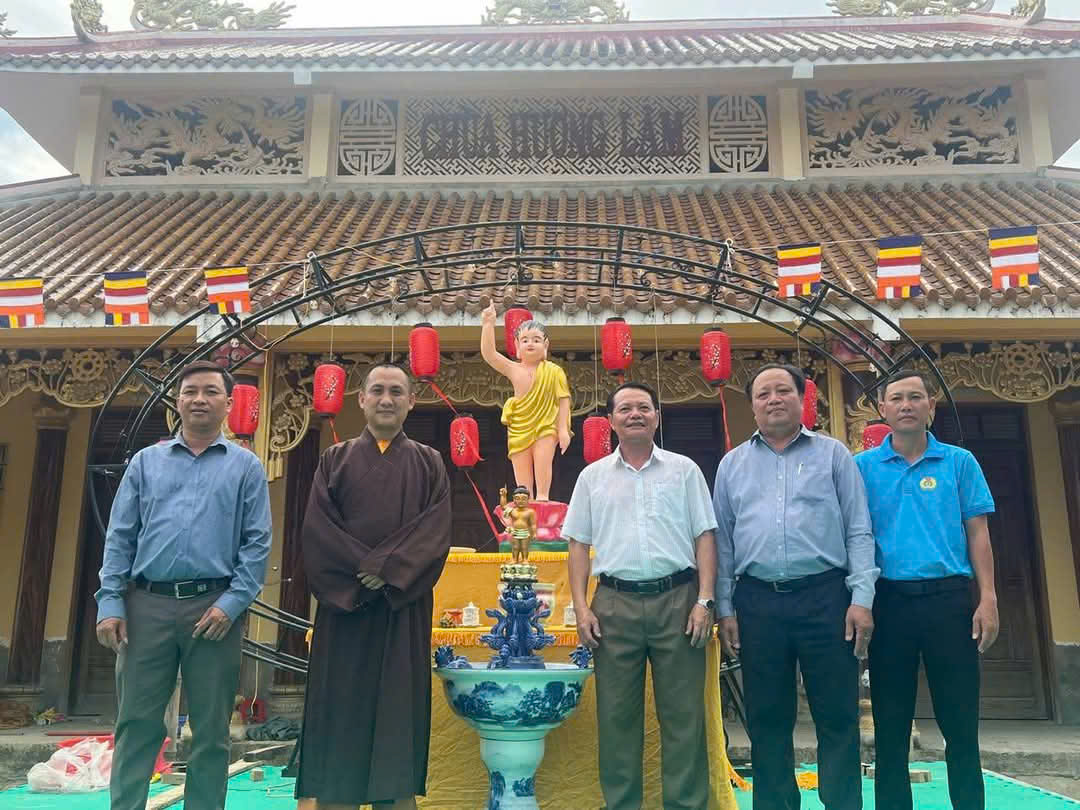 Lãnh đạo xã Đạ Lây thăm, tặng quà cơ sở Phật giáo nhân dịp Lễ Phật đản năm 2025
