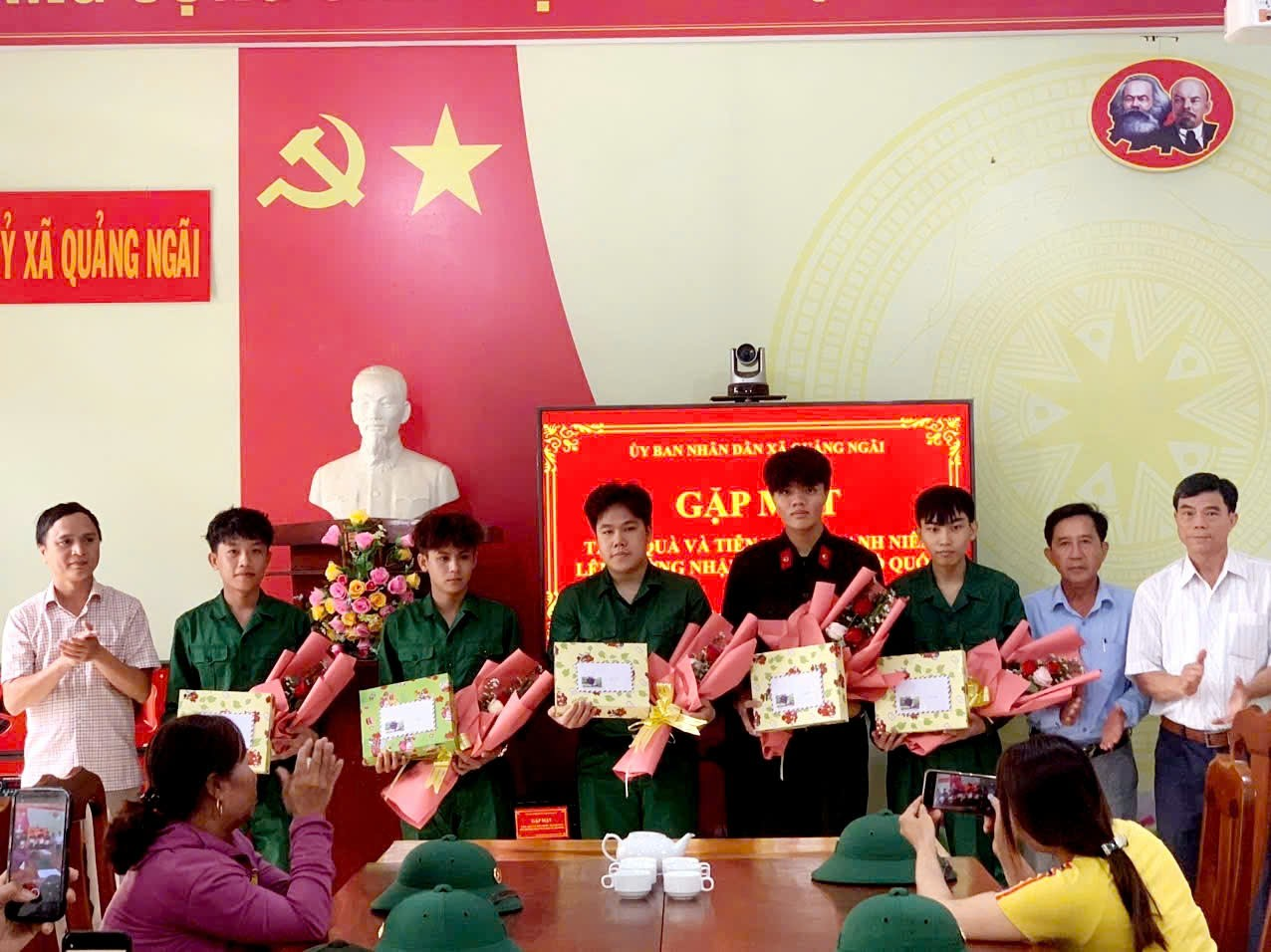 Đảng ủy, HĐND, UBND, UBMTTQVN xã Quảng Ngãi tổ chức gặp mặt, tặng quà tiễn bước công dân lên đường nhập ngũ năm 2025