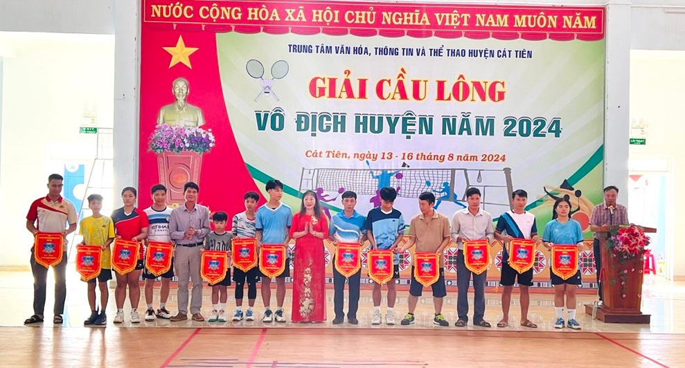 HƠN 200 VẬN ĐỘNG VIÊN THAM GIA GIẢI CẦU LÔNG VÔ ĐỊCH HUYỆN CÁT TIÊN NĂM 2024