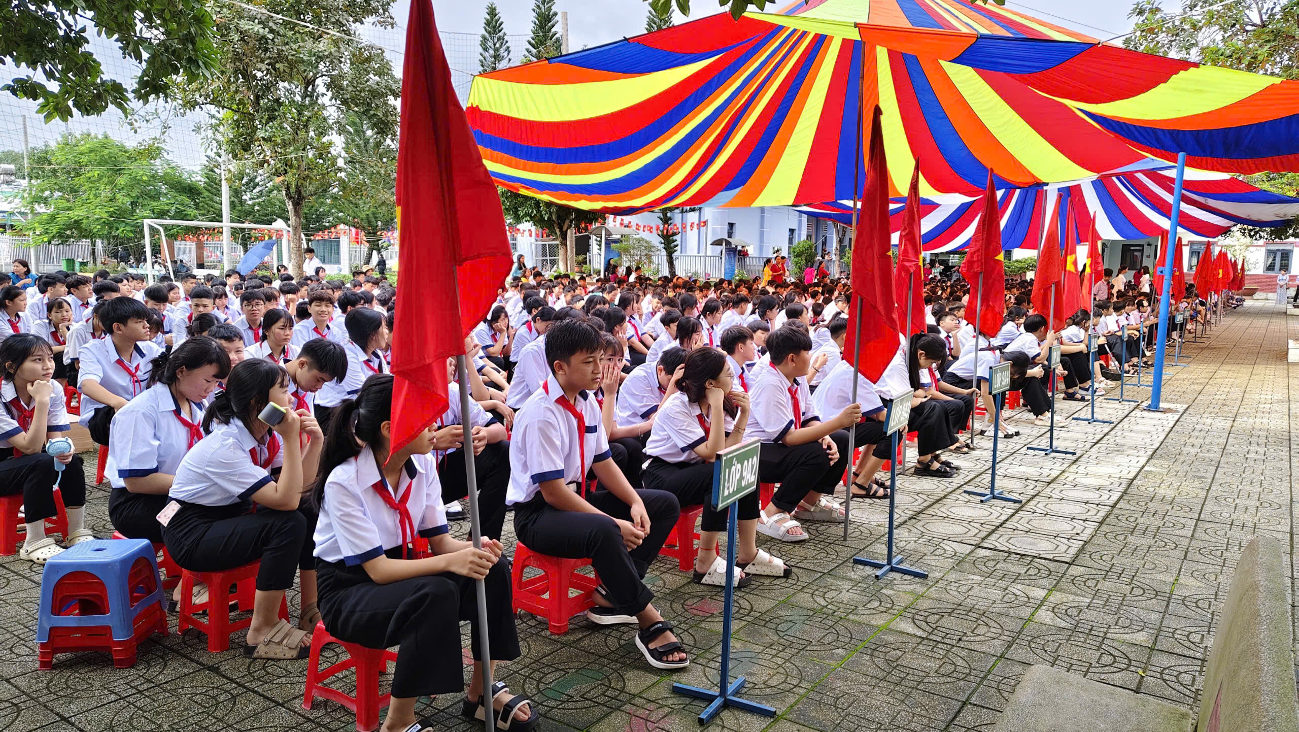 PHÓ CHỦ TỊCH ỦY BAN MTTQ VIỆT NAM TỈNH LÂM ĐỒNG BON YÔ SOAN DỰ LỄ KHAI GIẢNG TẠI TRƯỜNG TIỂU HỌC VÀ THCS PHƯỚC CÁT