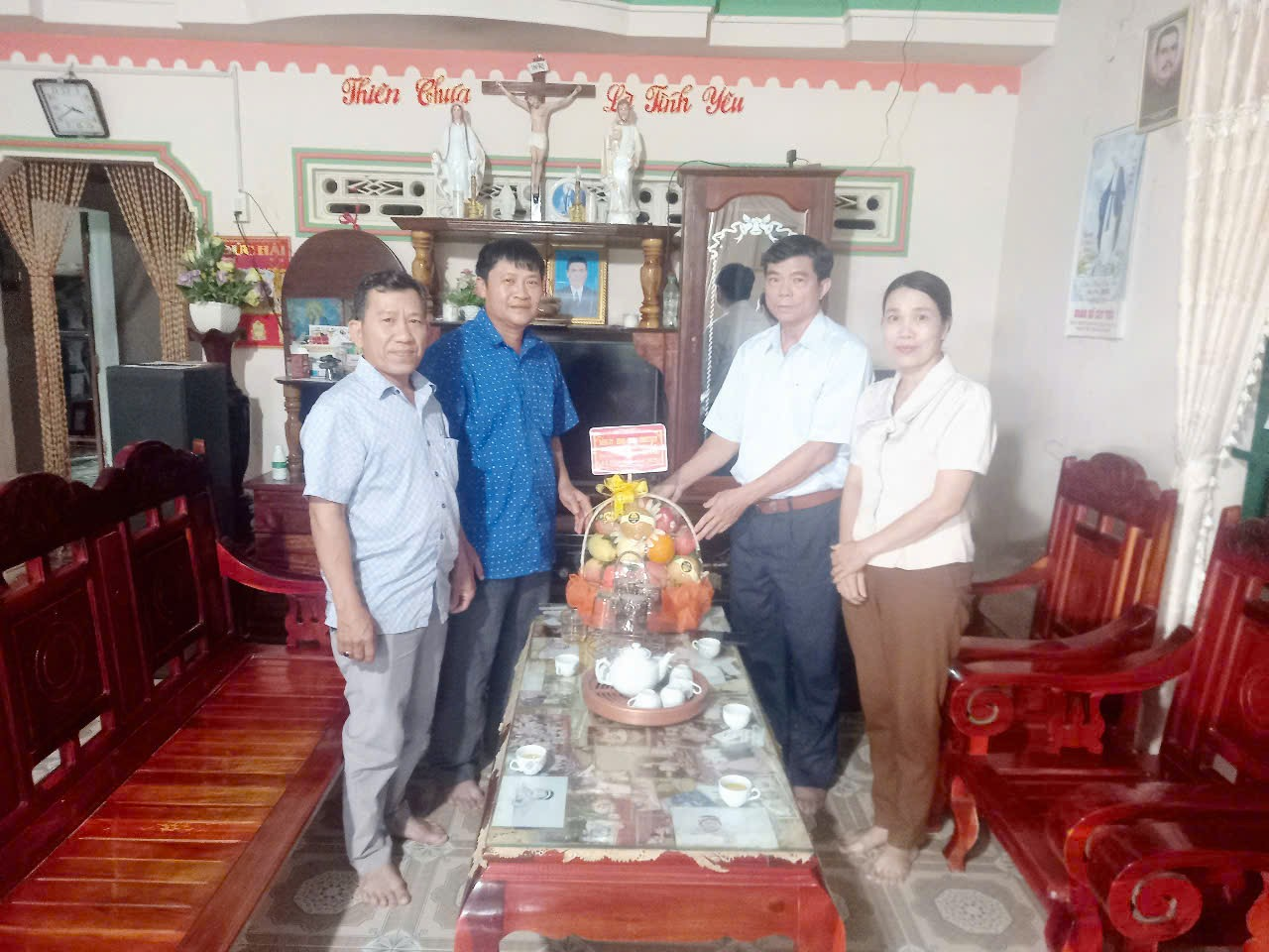 Lãnh đạo Đảng ủy, HĐND, UBND, UBMTTQVN xã Quảng Ngãi thăm hỏi, chúc mừng Nhóm Giáo họ nhân dịp Lễ Phục sinh năm 2025