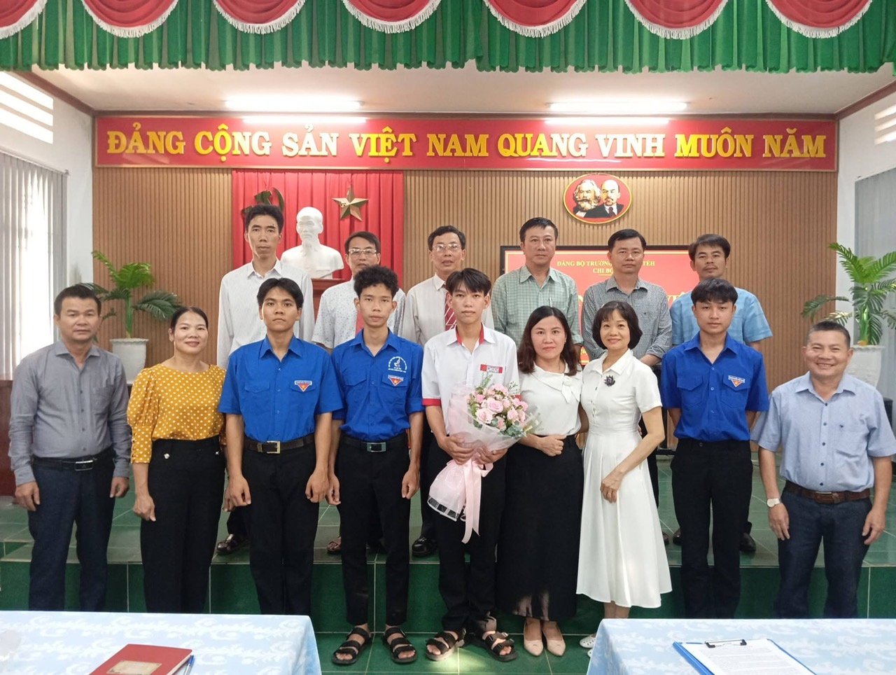 KẾT NẠP ĐẢNG CHO ĐOÀN VIÊN ƯU TÚ