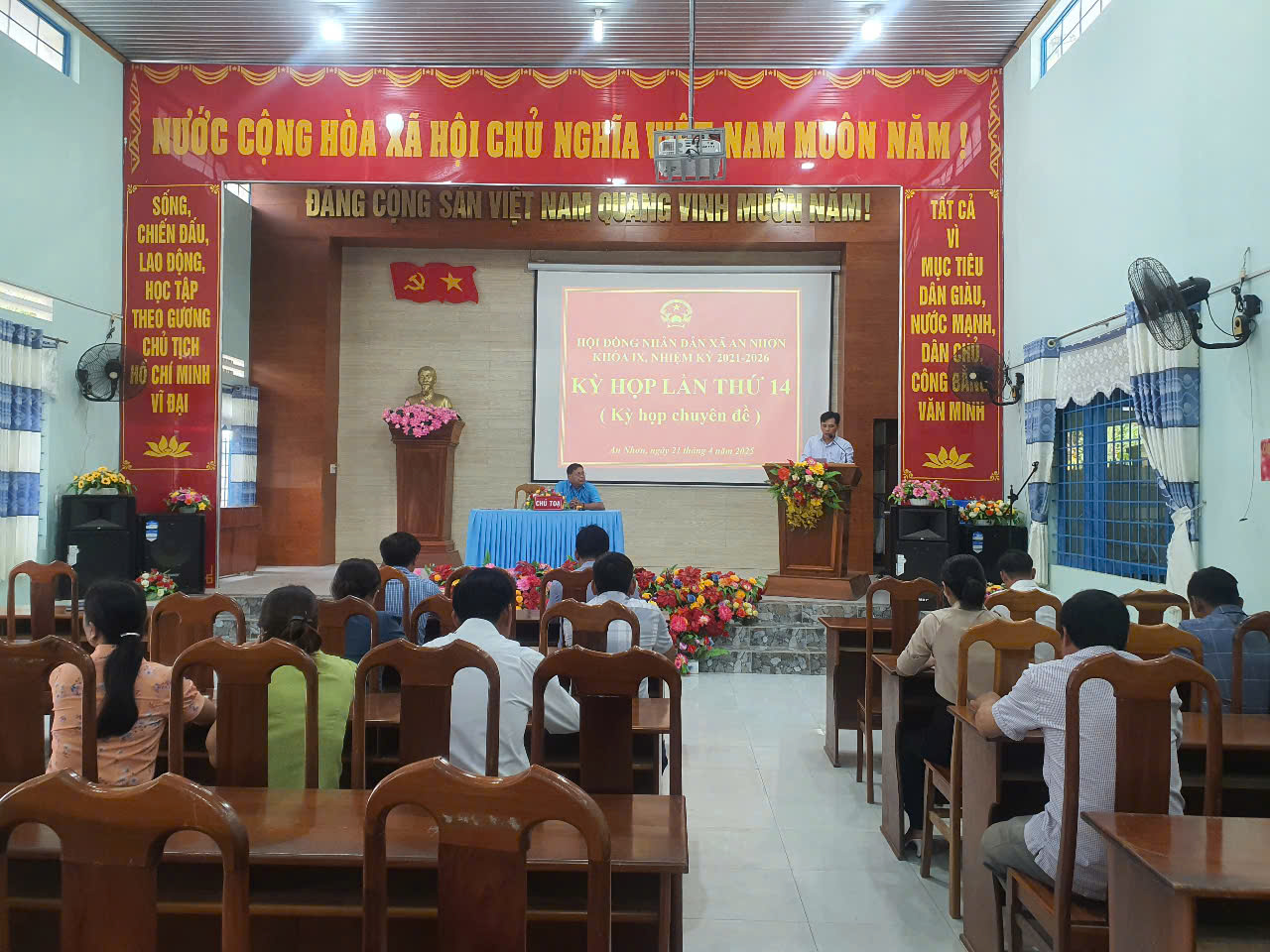 HỘI ĐỒNG NHÂN DÂN XÃ AN NHƠN TỔ CHỨC KỲ HỌP LẦN THỨ 14 