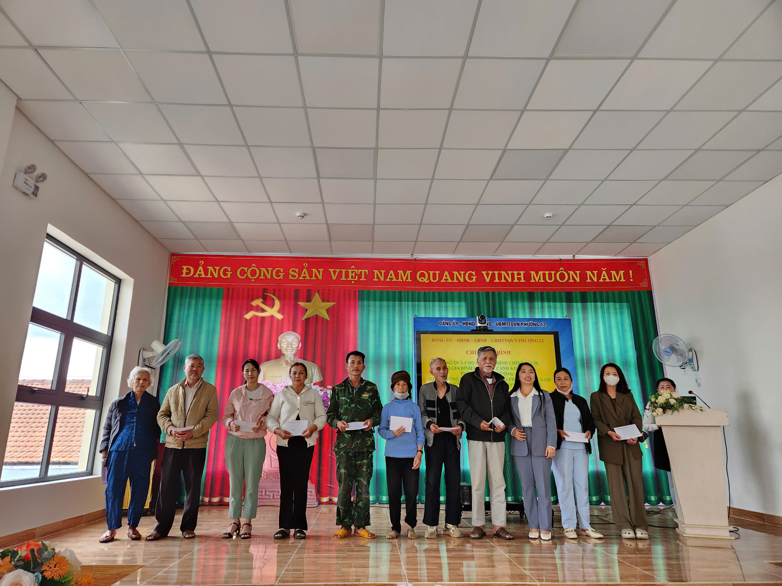 Đảng ủy - HĐND - UBND - UBMTTQVN Phường 12 tổ chức Chương trình trao tặng quà cho các gia đình chính sách, hộ gia đình có hoàn cảnh khó khăn trên địa bàn Phường 12