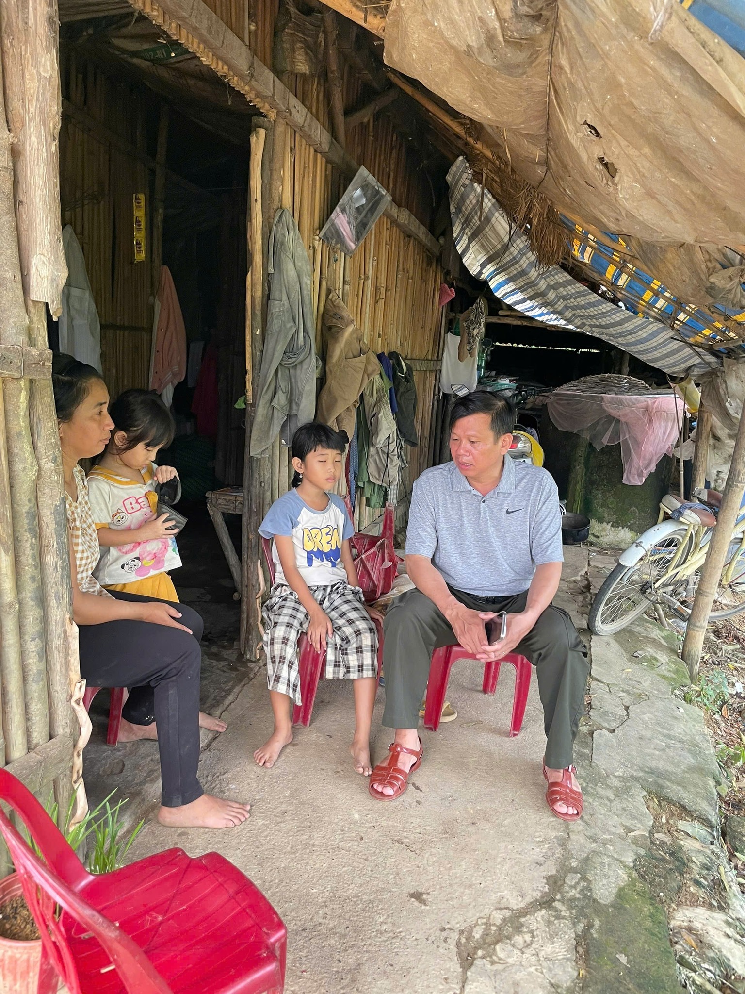 Đồng chí Nguyễn Hoàng Lịch - Phó bí thư Đảng ủy, Chủ tịch UBND xã Cát Tiên 2 thăm, nắm tình hình đời sống nhân dân