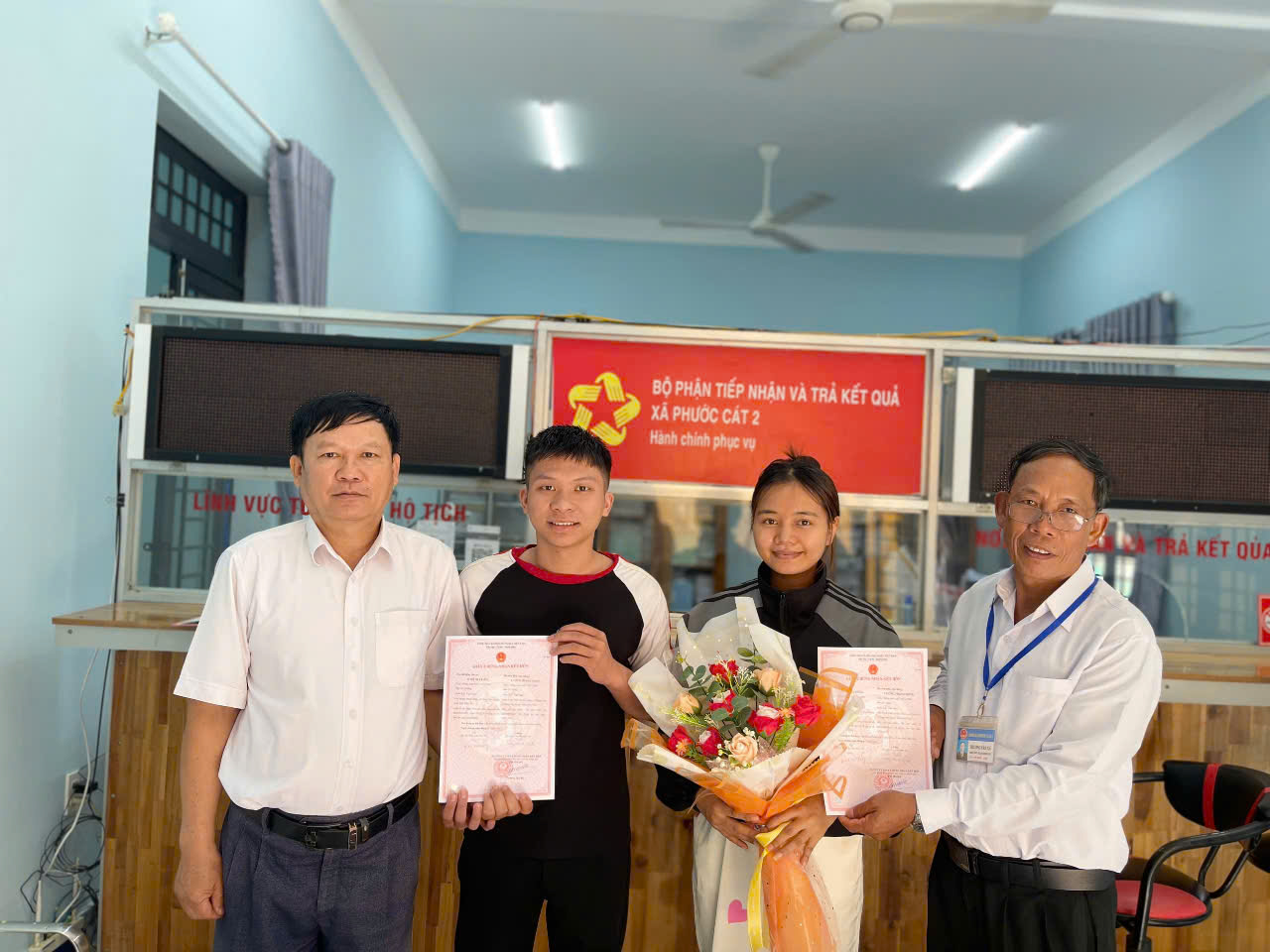 Xã Phước Cát 2 tiếp tục duy trì việc trao giấy chứng nhận kết hôn nhằm tôn vinh tinh thần thượng tôn pháp luật trong lĩnh vực hôn nhân – gia đình.