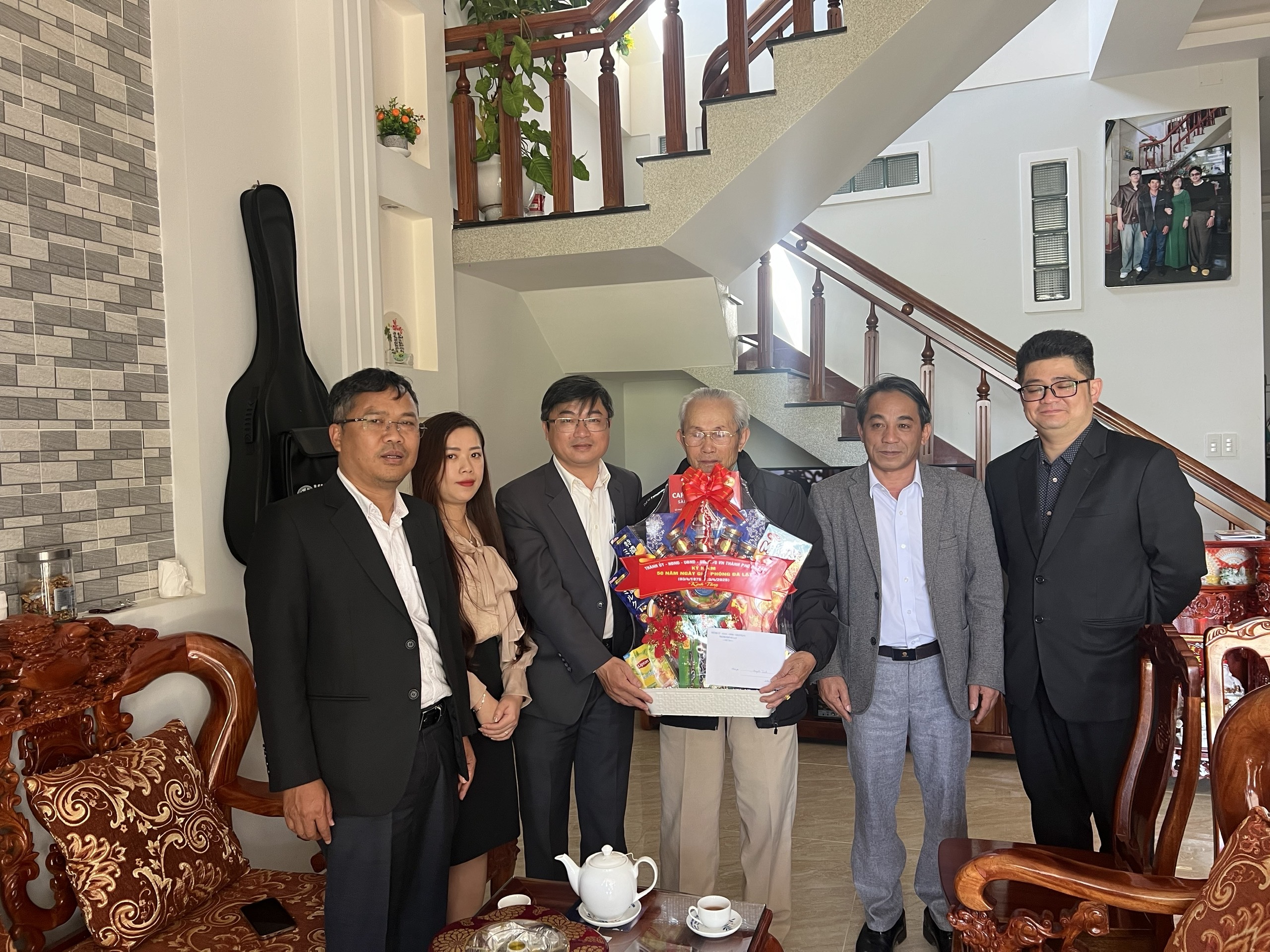 Thăm hỏi và tặng quà gia dình chính sách