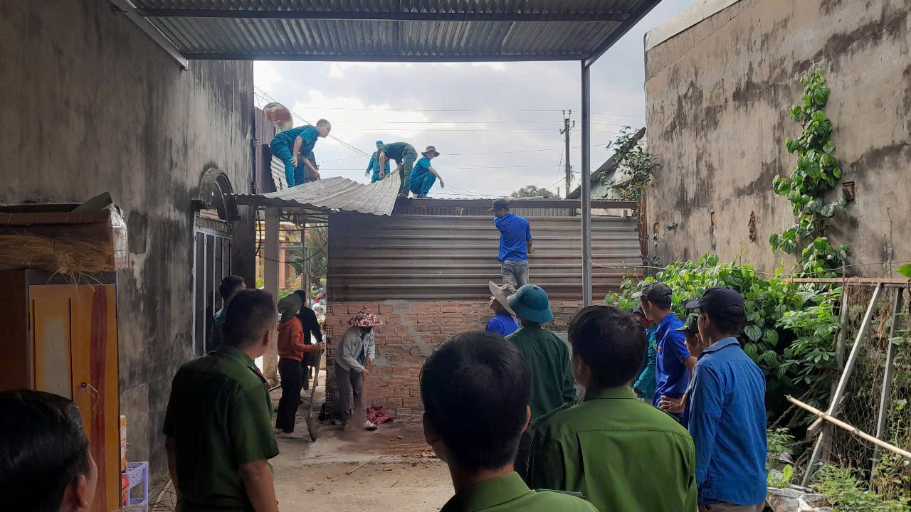 GIÚP GIA ĐÌNH THÂN NHÂ LIỆT SỸ SỬA NHÀ