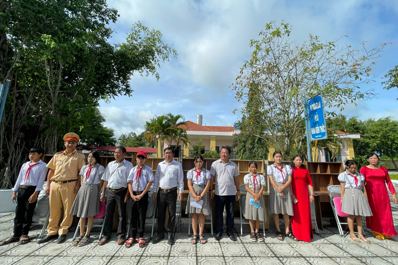 Cát Tiên: Trao tặng ''góc học tập yêu thương'' cho các em học sinh